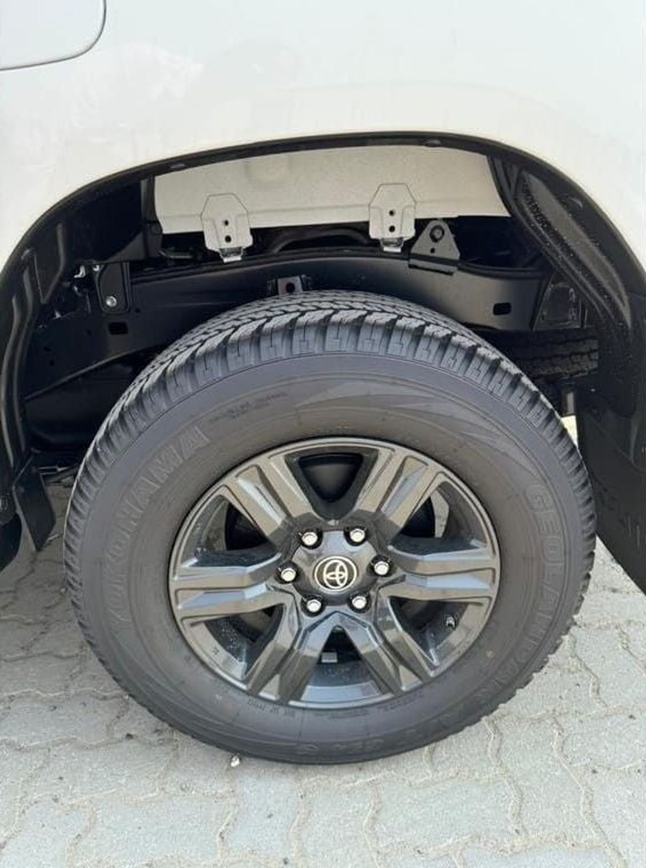 Toyota Hilux Toyota Hilux 2.7L Petrol AT Full Option Without Bush Start MY2025