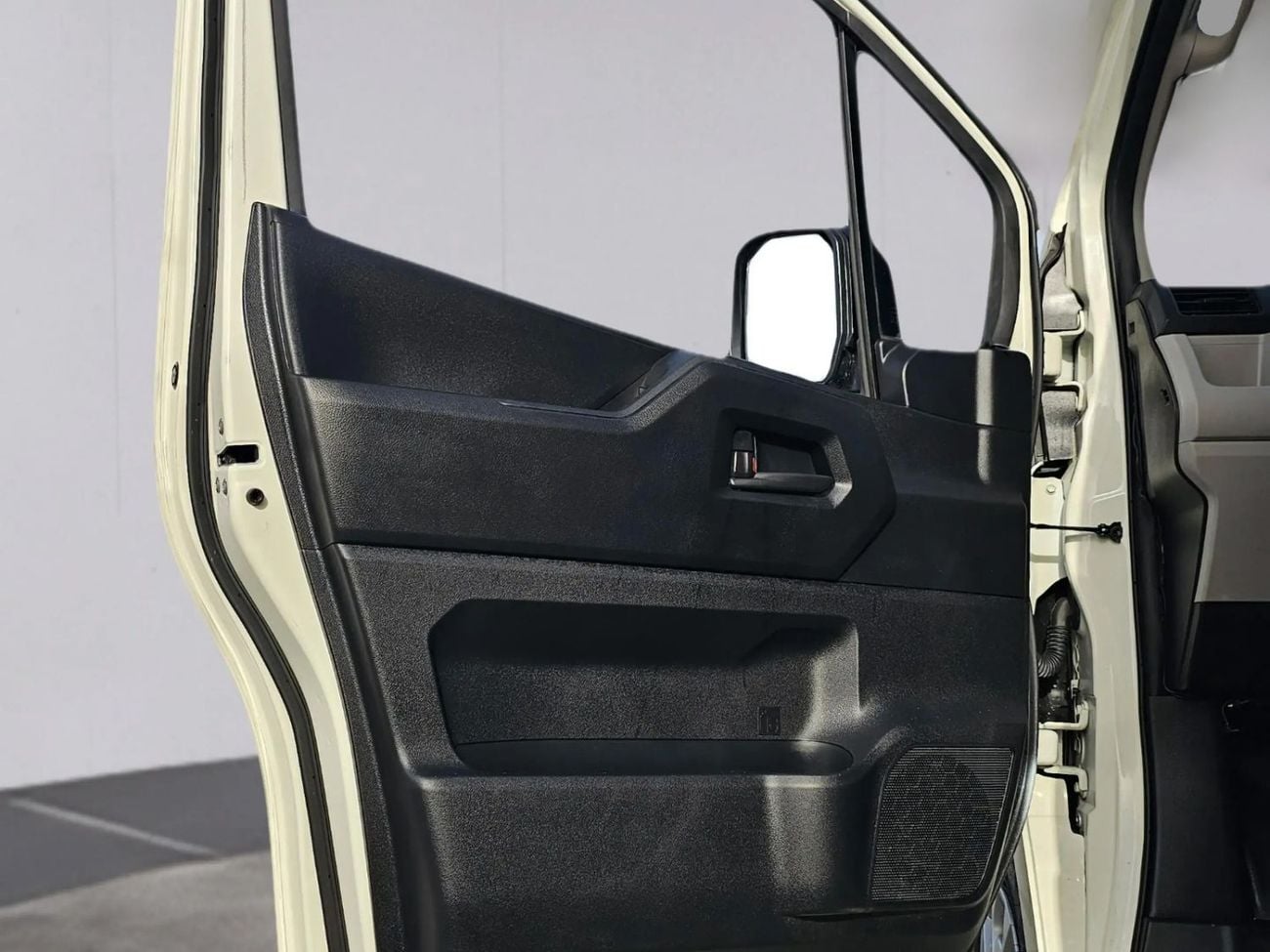 Toyota Hiace High-roof passenger Van DSL 2.8L Diesel Engine Automatic Gear 2WD 11 Deats 5 Doors