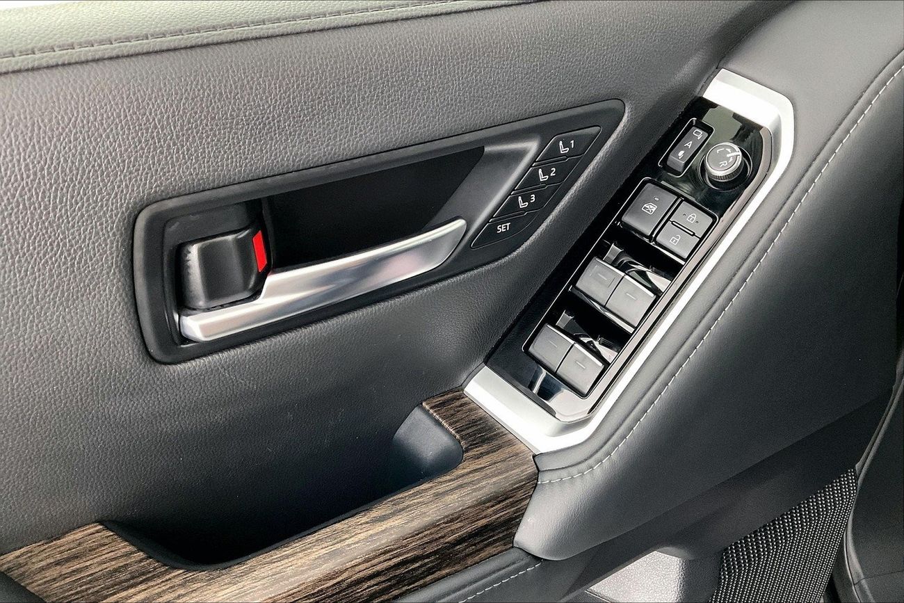 تويوتا لاند كروزر VXR | سنة ضمان مجانية | 0 دفعة أولى | سياسة الإعادة بعد 7 أيام