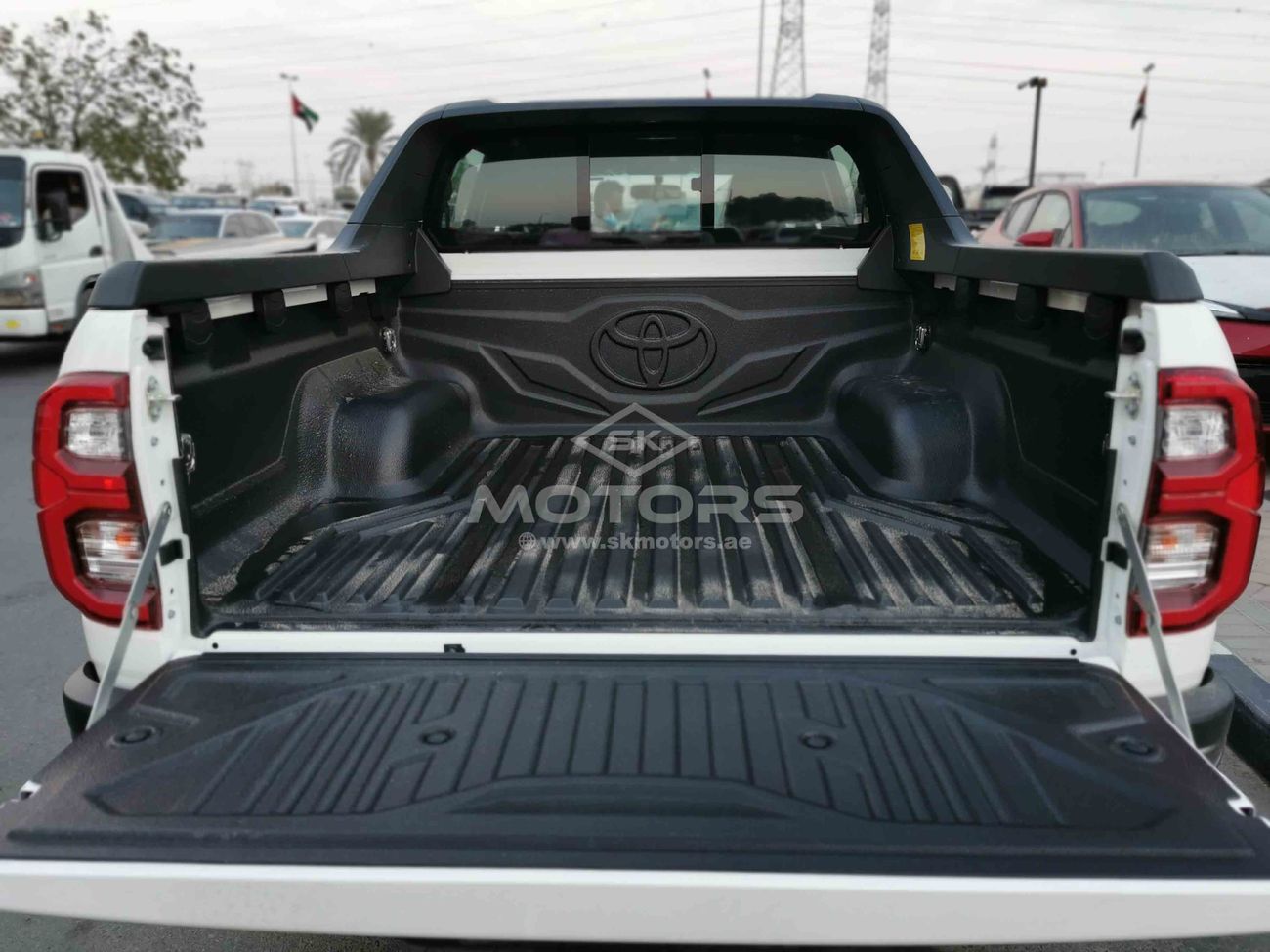 Toyota Hilux 2.8L DIESEL, 18" ALLOY RIMS, 4WD, REAR CAMERA, CONSOLE BOX (CODE # THDC01)