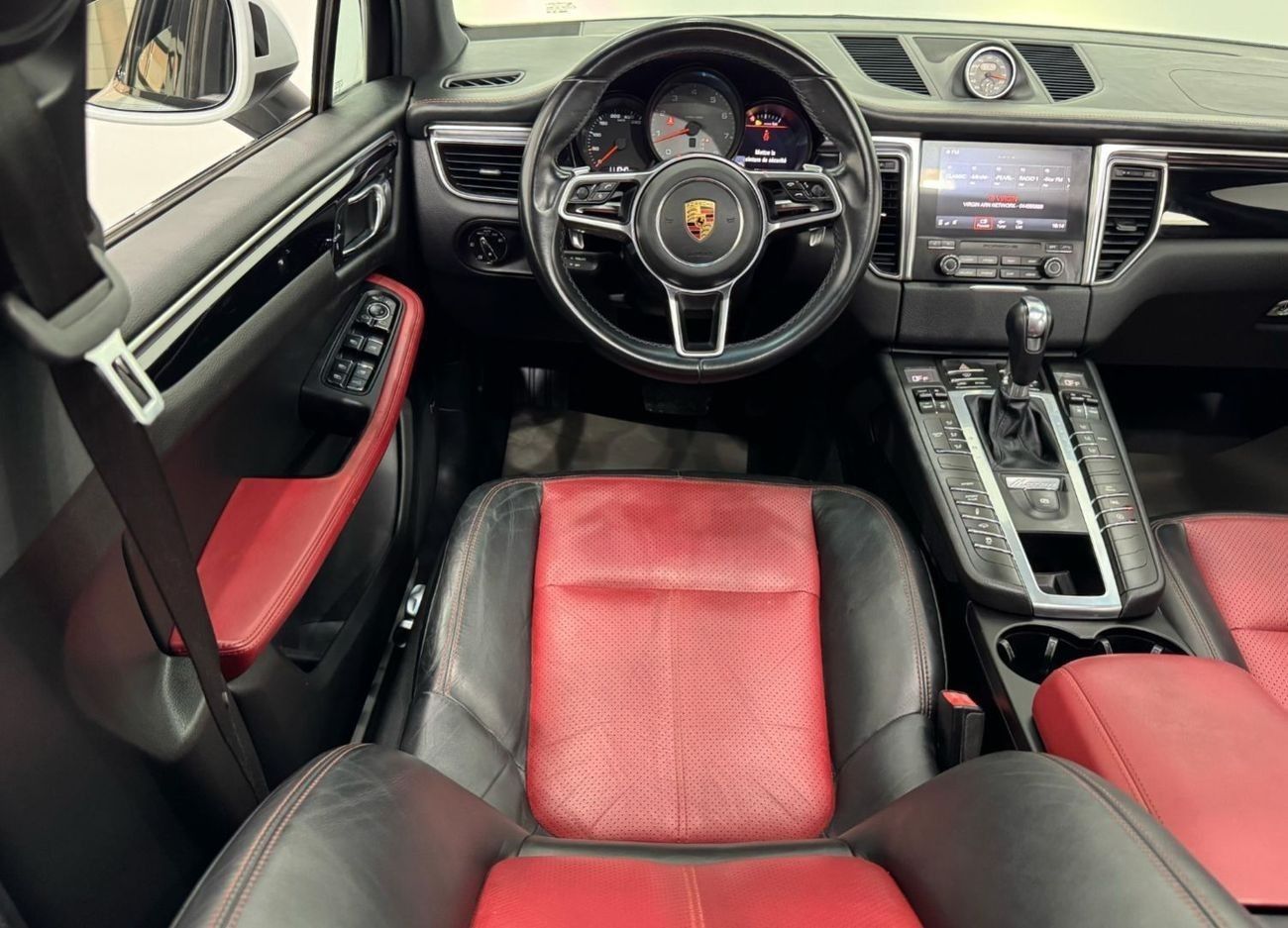 Porsche Macan S 3.0L (340 HP) 2017 Porsche Macan S, Full Service History, Sport Chrono Package, Excellent Conditio