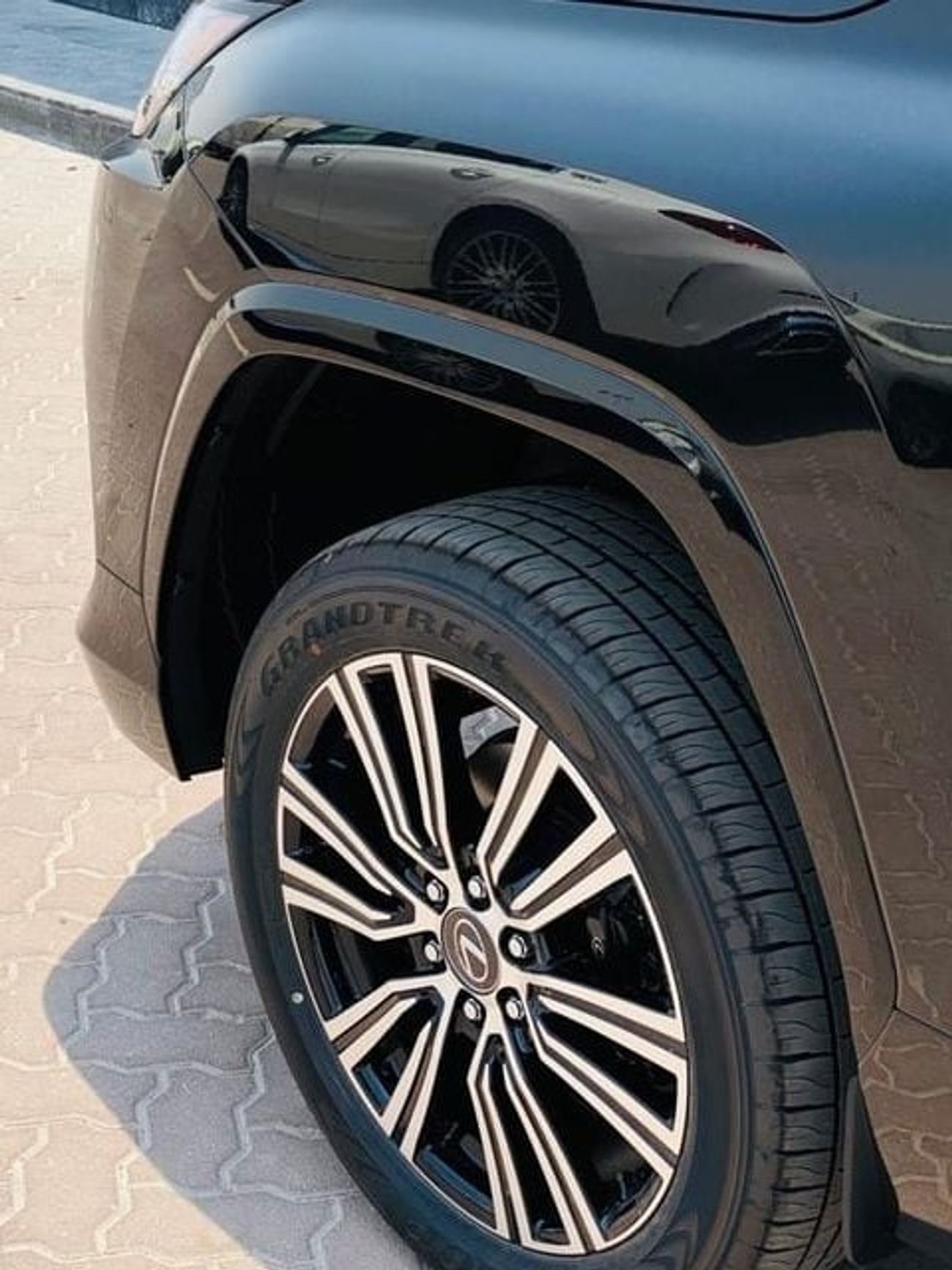 لكزس LX 700h Signature