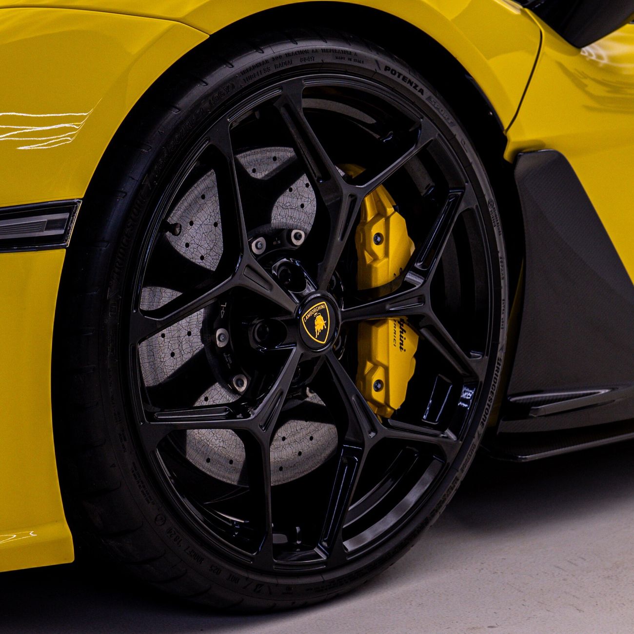 لامبورغيني ريفويلتو 6.5L V12 Hybrid