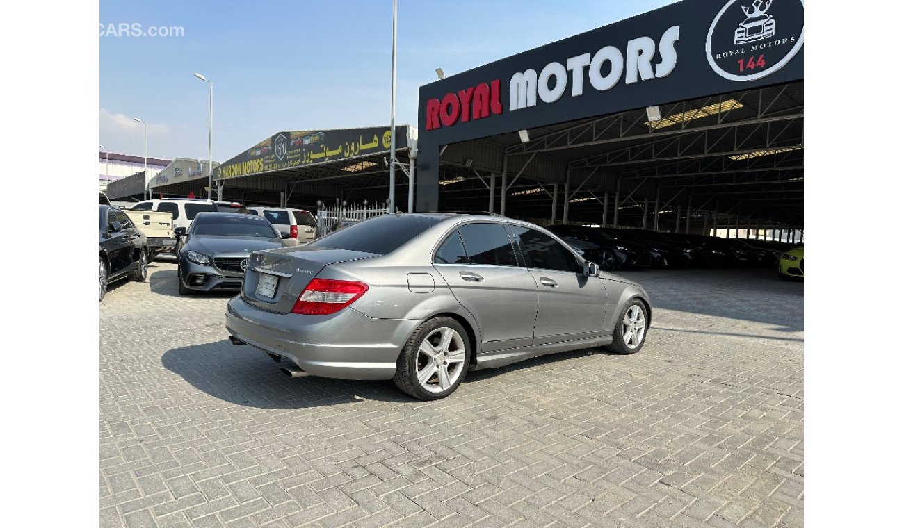 Mercedes-Benz C 300 Mercedes-Benz C300 source from America, little damage in the body Specifications of Full Option