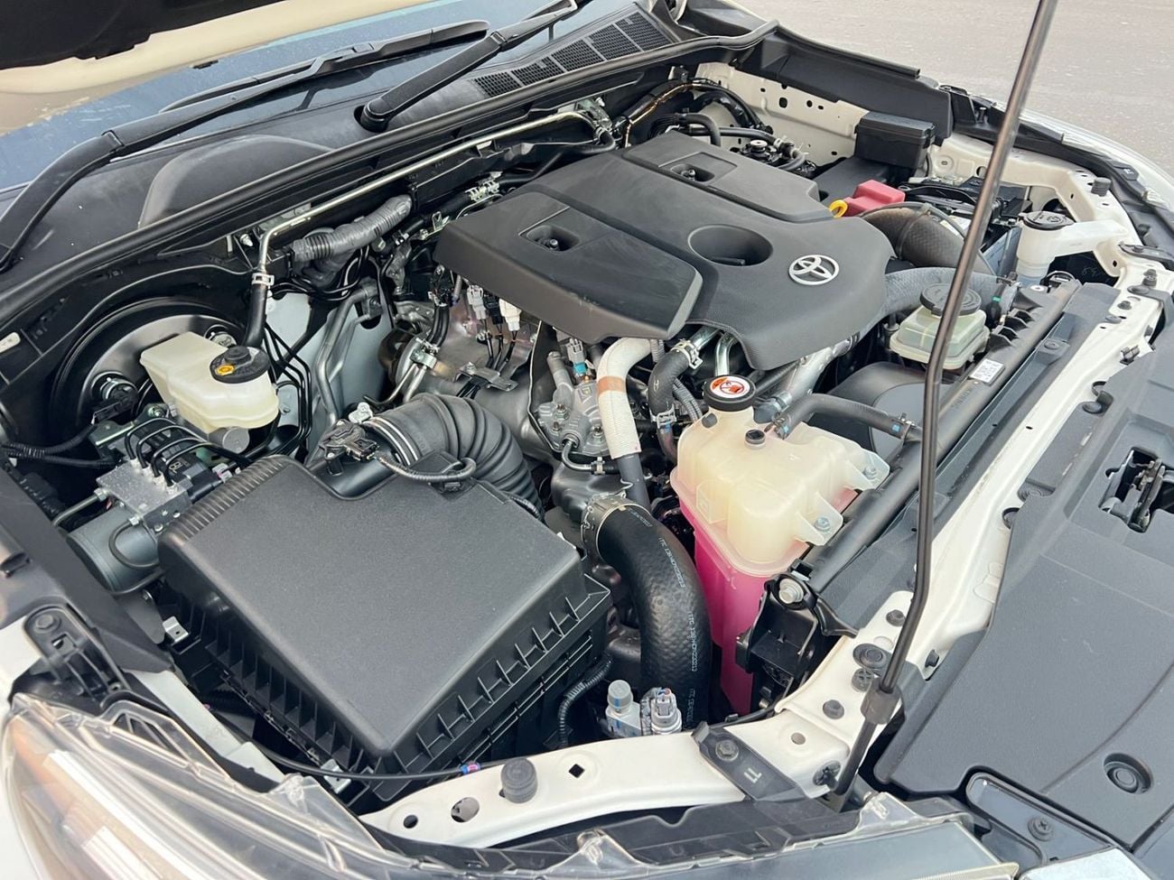 تويوتا هيلوكس SGLX DIESEL 2.8 LITER ,RHD ,PUSH START ,AUTO TRANSMISSION