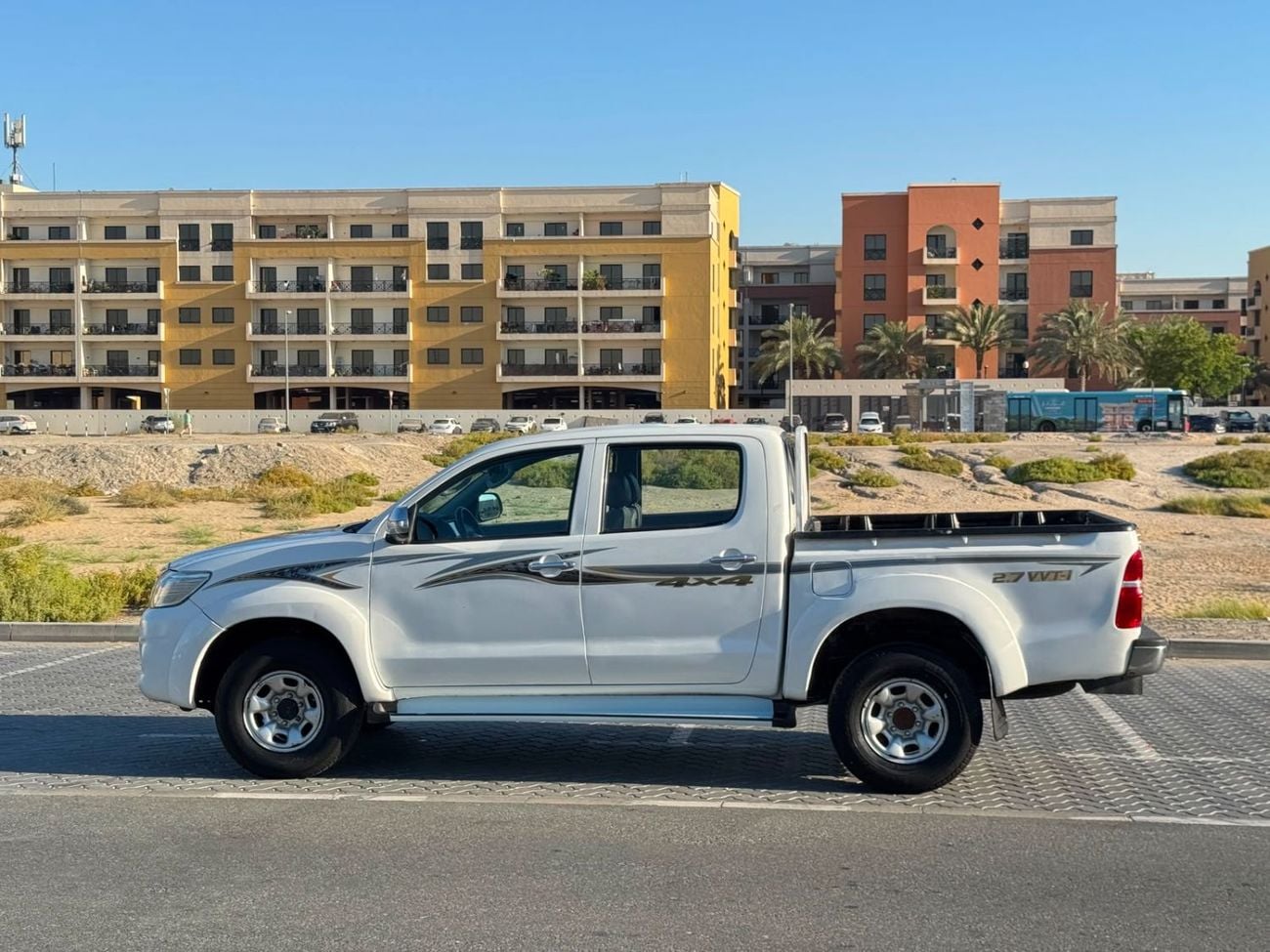 Toyota Hilux GLX Toyota Hilux 2015Model 2.7L petrol Engine v4 4x4 colour white Transmission Automatic Interior.gr