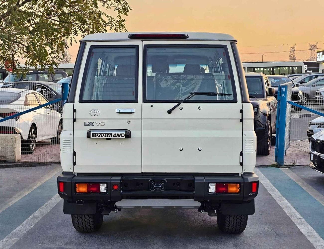 تويوتا لاند كروزر 70 LX LC76 5 DOORS / 4.0L V6 PETROL A/T / LEATHER SEATS / DVD+CAMERA / PWR WINDOWS & LOCKS (CODE # H76P