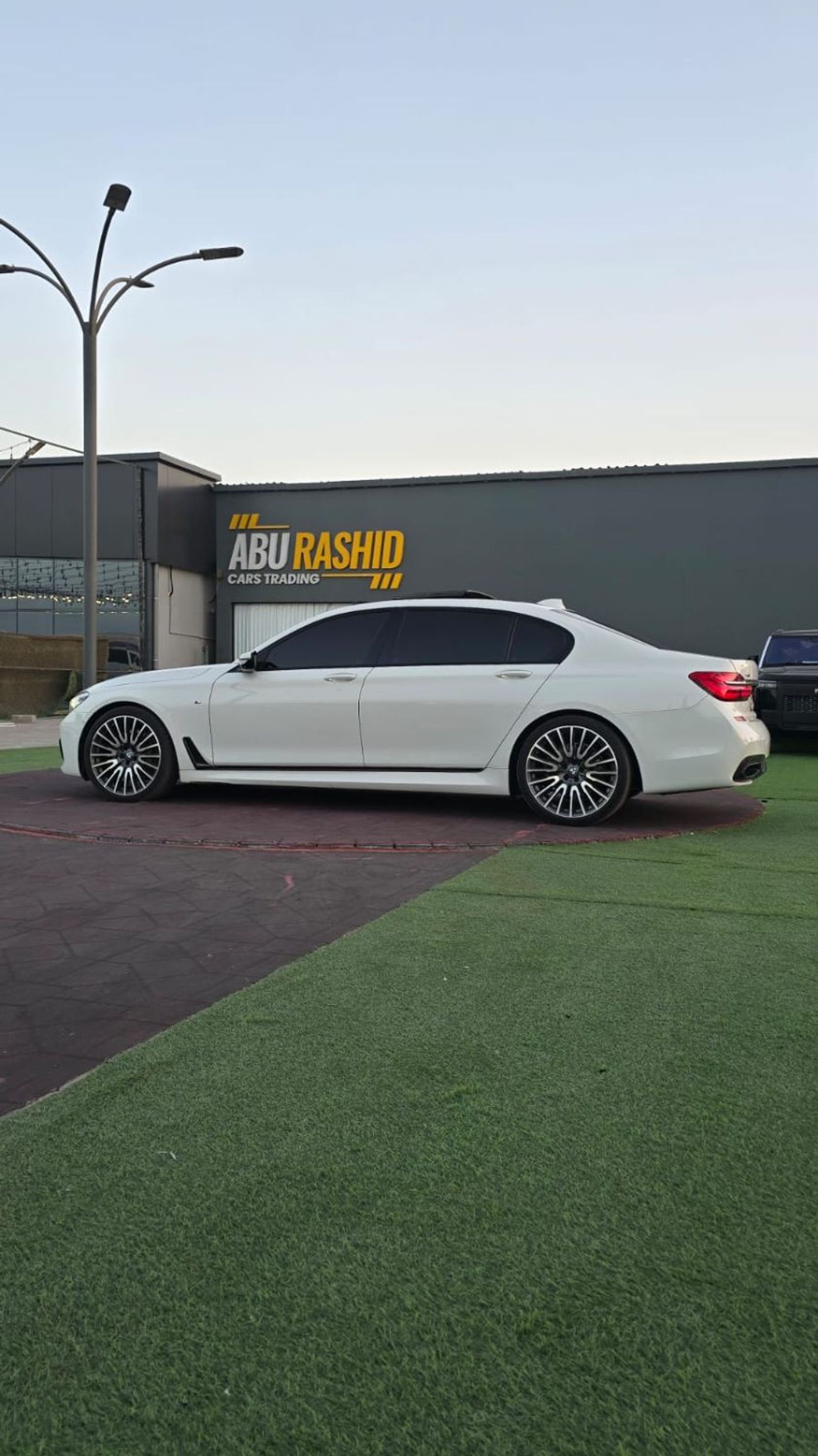 BMW 750Li Luxury 4.4L (443 HP)