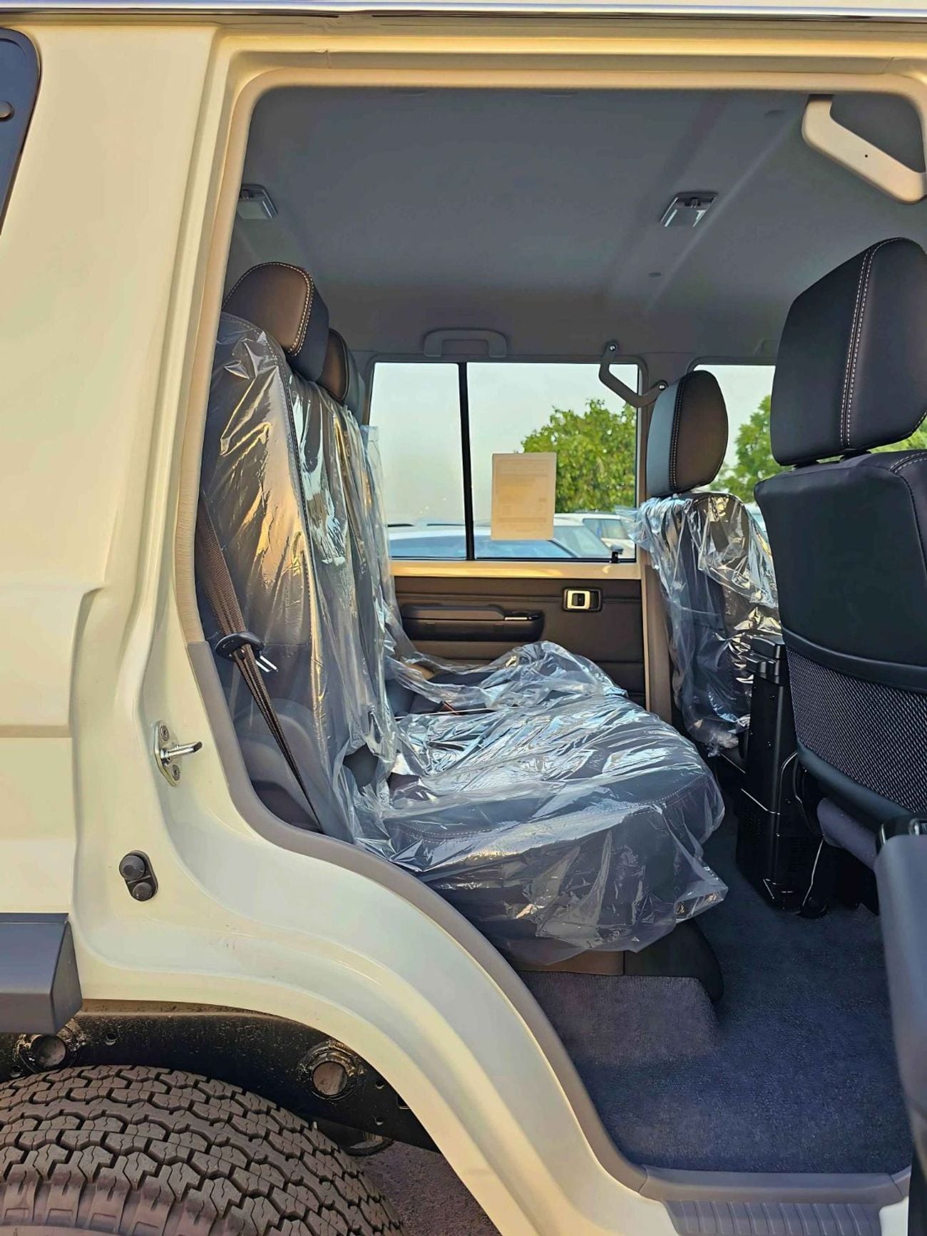 تويوتا لاند كروزر 70 LC76 / 4.0L PETROL A/T / DIFF LOCK / REFRIGETOR / FULL OPTION / CODE# LC76