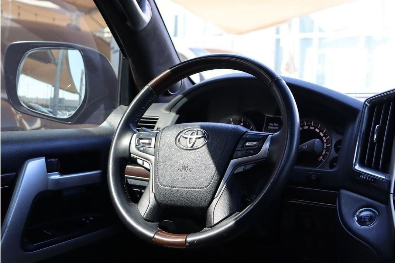 تويوتا لاند كروزر VXR 5.7L 4WD Toyota Land Cruiser VX.R 5.7L / 2018 / GCC / Original Paint