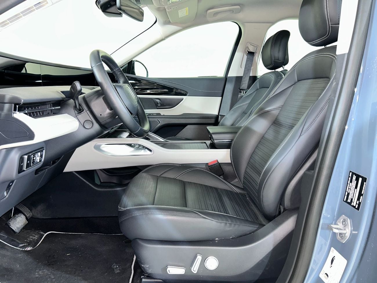 Lincoln Nautilus RESERVE I NAU325 / AL TAYER MOTORS AL QOUZ SHOWROOM