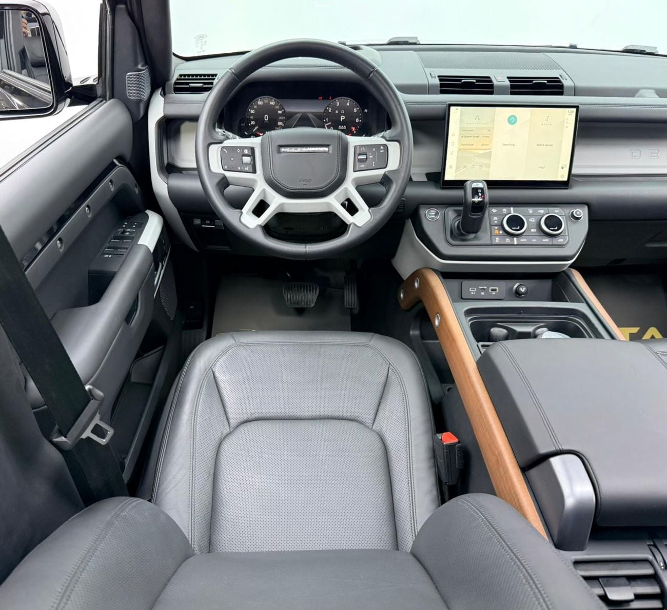Land Rover Defender 2024 Land Rover Defender 110 HSE P400, 2029 LR Warranty + Service Pack, Low Km, Fully Loaded, GCC
