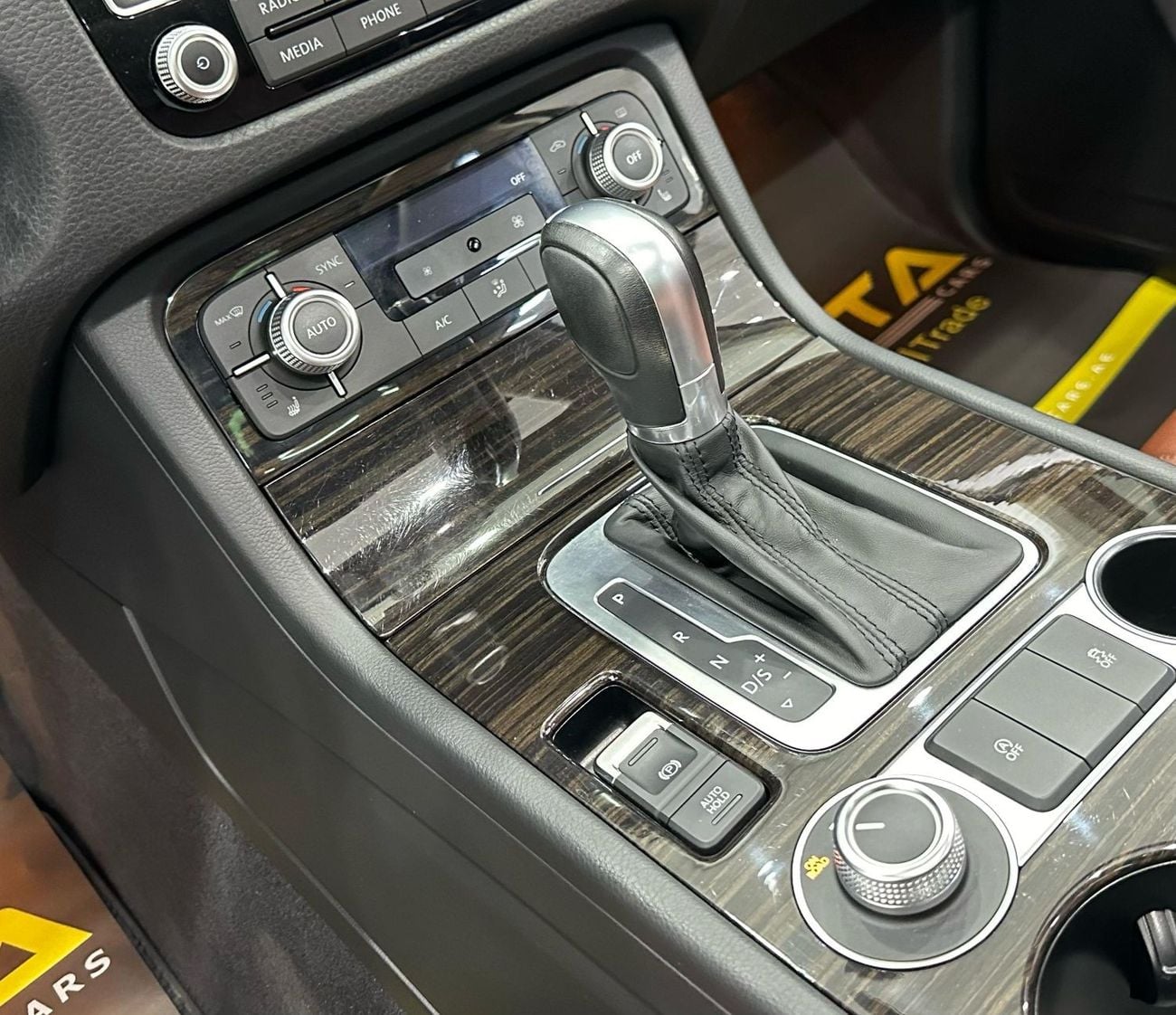 Volkswagen Touareg 2016 Volkswagen Touareg, Service History, Excellent Condition, GCC