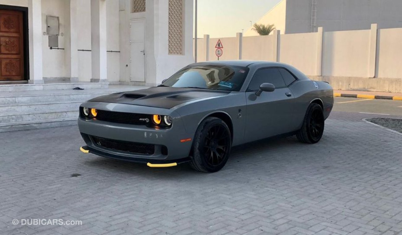 دودج تشالينجر Dodge Challenger RT with a hemi machine, a complete service on it, a cement color top clean, ready f