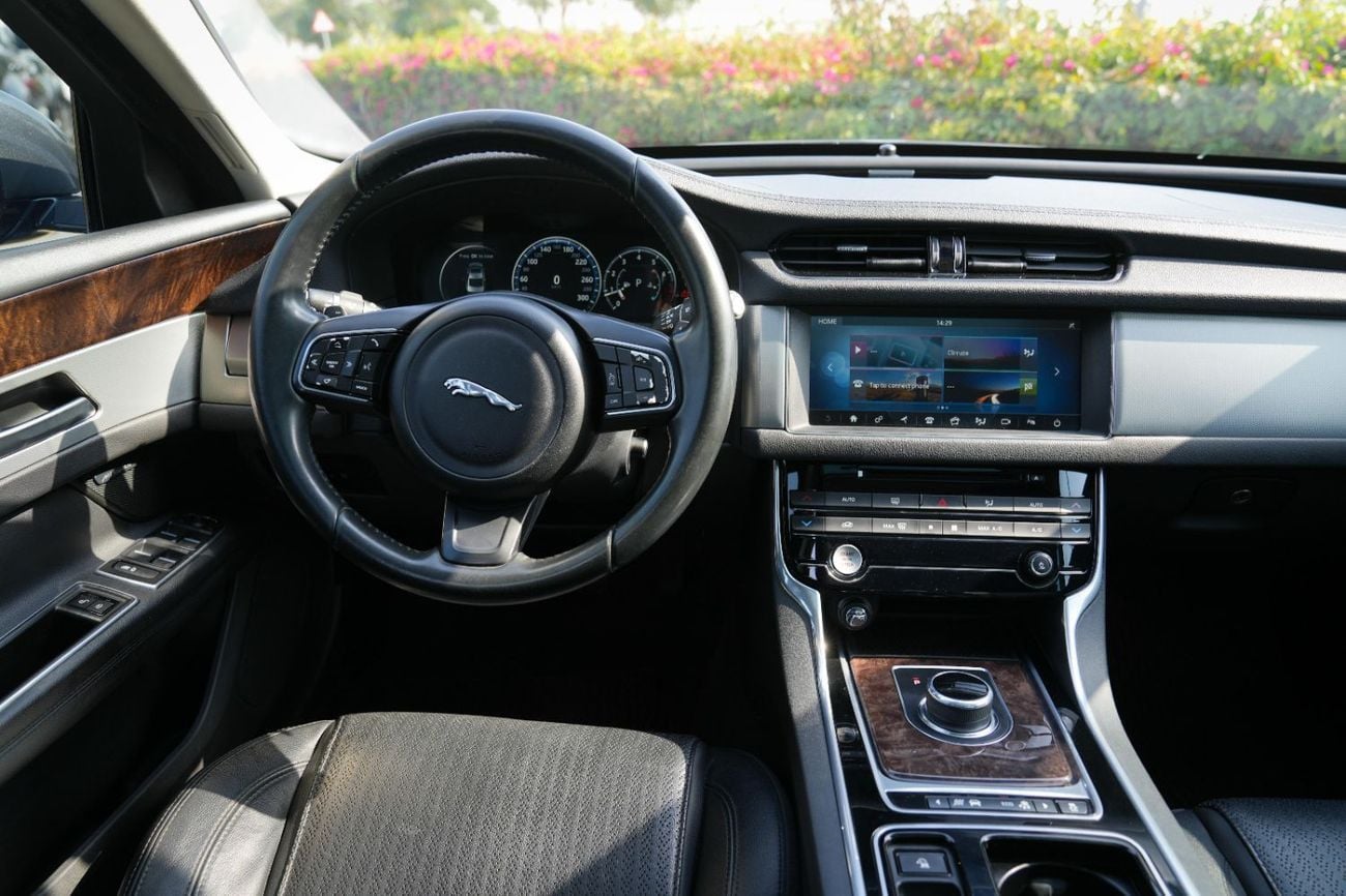 Jaguar XF 25T 2017!! GCC SPECS