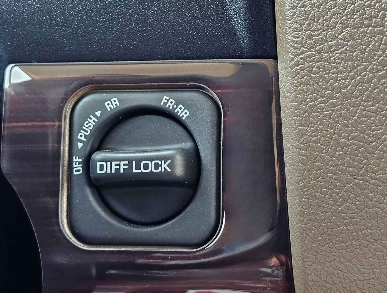 Toyota Land Cruiser 70 4.0L PETROL A/T | TOP VARIANT | DIFF LOCK | REFRIGETOR | FULL OPTION | CODE#68081