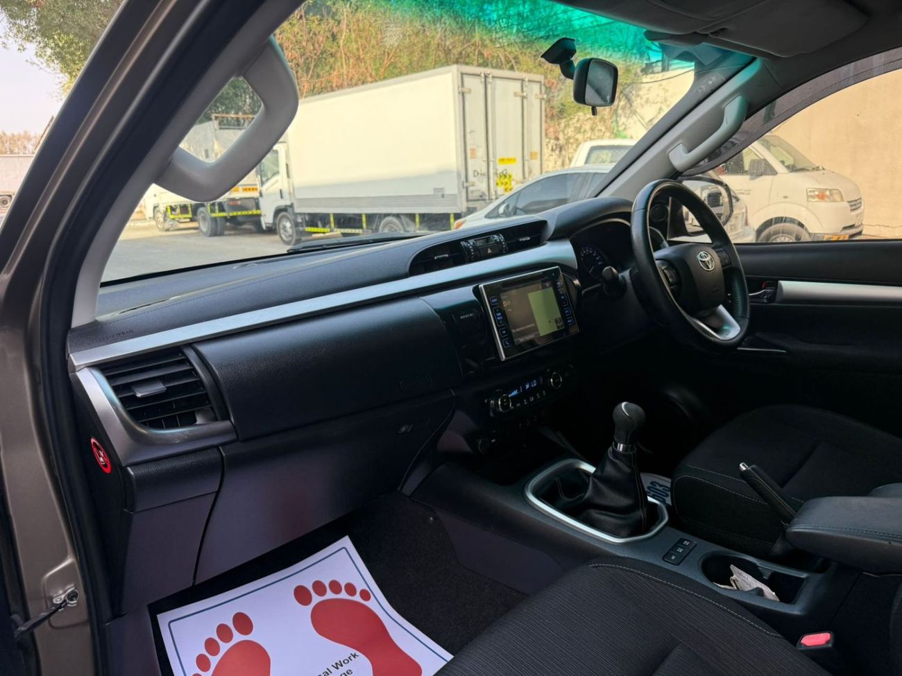 Toyota Hilux DOUBLE CABIN | MANUAL TRANSMISSION | RHD | 2.8L DIESEL ENGINE | PUSH START