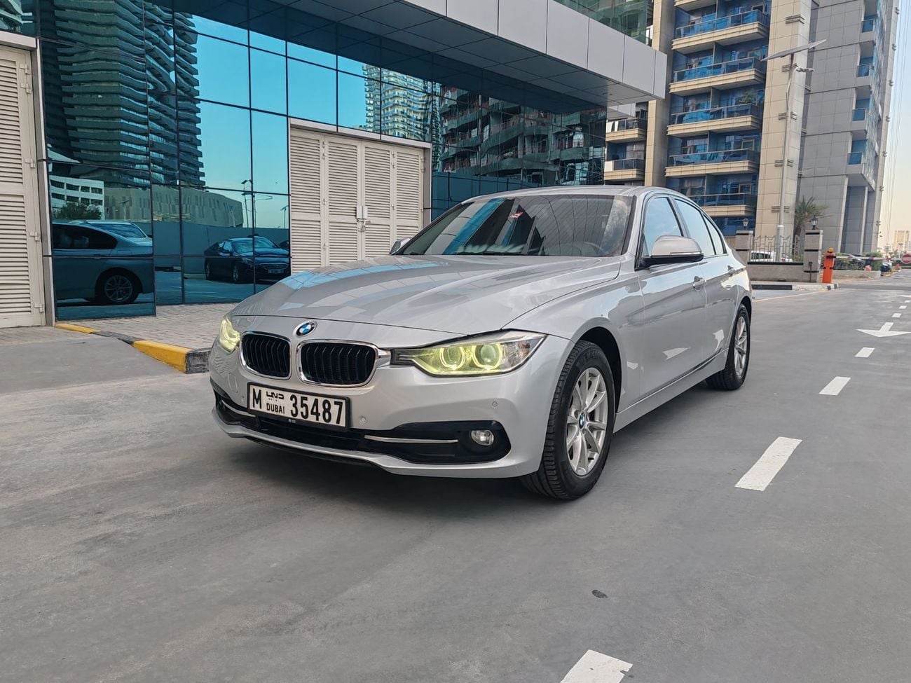 BMW 320i Std 2.0L
