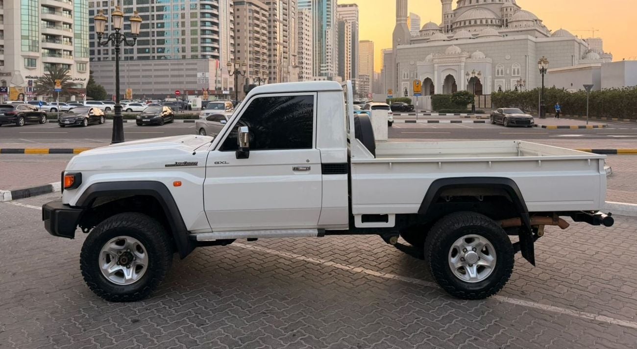 تويوتا لاند كروزر بيك آب diesel 4.5 liter ,right hand drive ,2024 shape ,year model 2017 ,only for export available