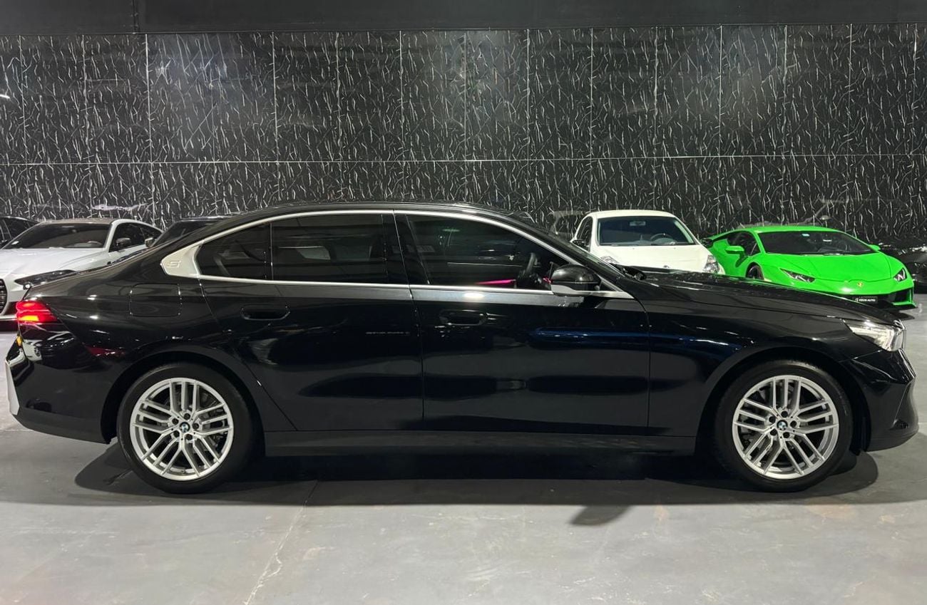 بي أم دبليو 520i 2.0 L | GCC | Low Mileage | RWD