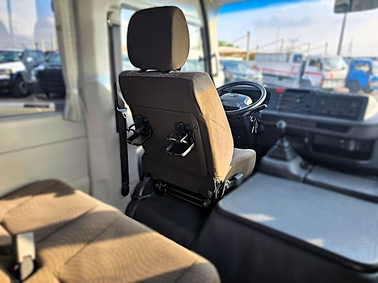 تويوتا كوستر Toyota Coastor Vip 4.2l diesel M/T 22 seats with Electric Door and Cool Box White Color 2026 Model