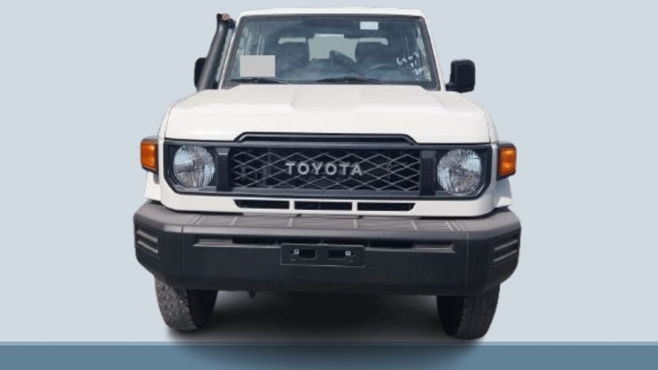تويوتا لاند كروزر بيك آب ECT0028 - Toyota LC79 DCab - 2.8L Diesel Manual White (Diff lock)