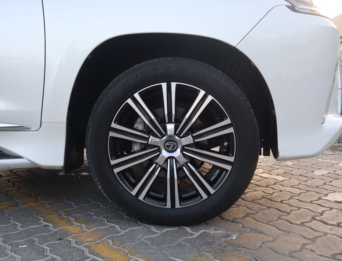 Lexus LX 570 Premier 5.7L