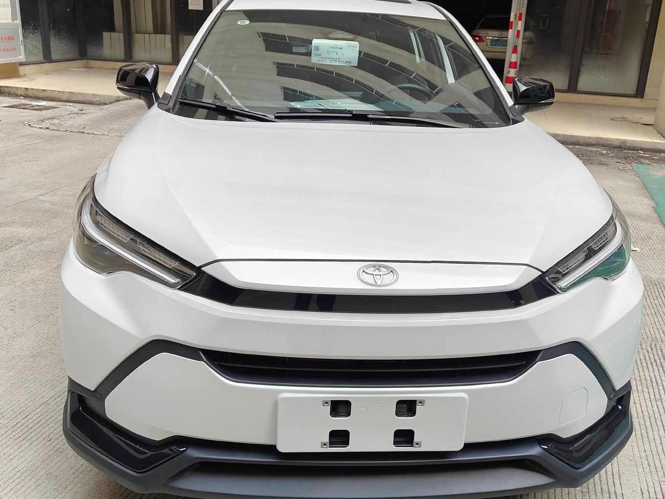 تويوتا فرونتلاندر LEADING VERSION / 2.0L V4 / RADAR / DVD / SUNROOF / LEATHER WITH POWER SEATS