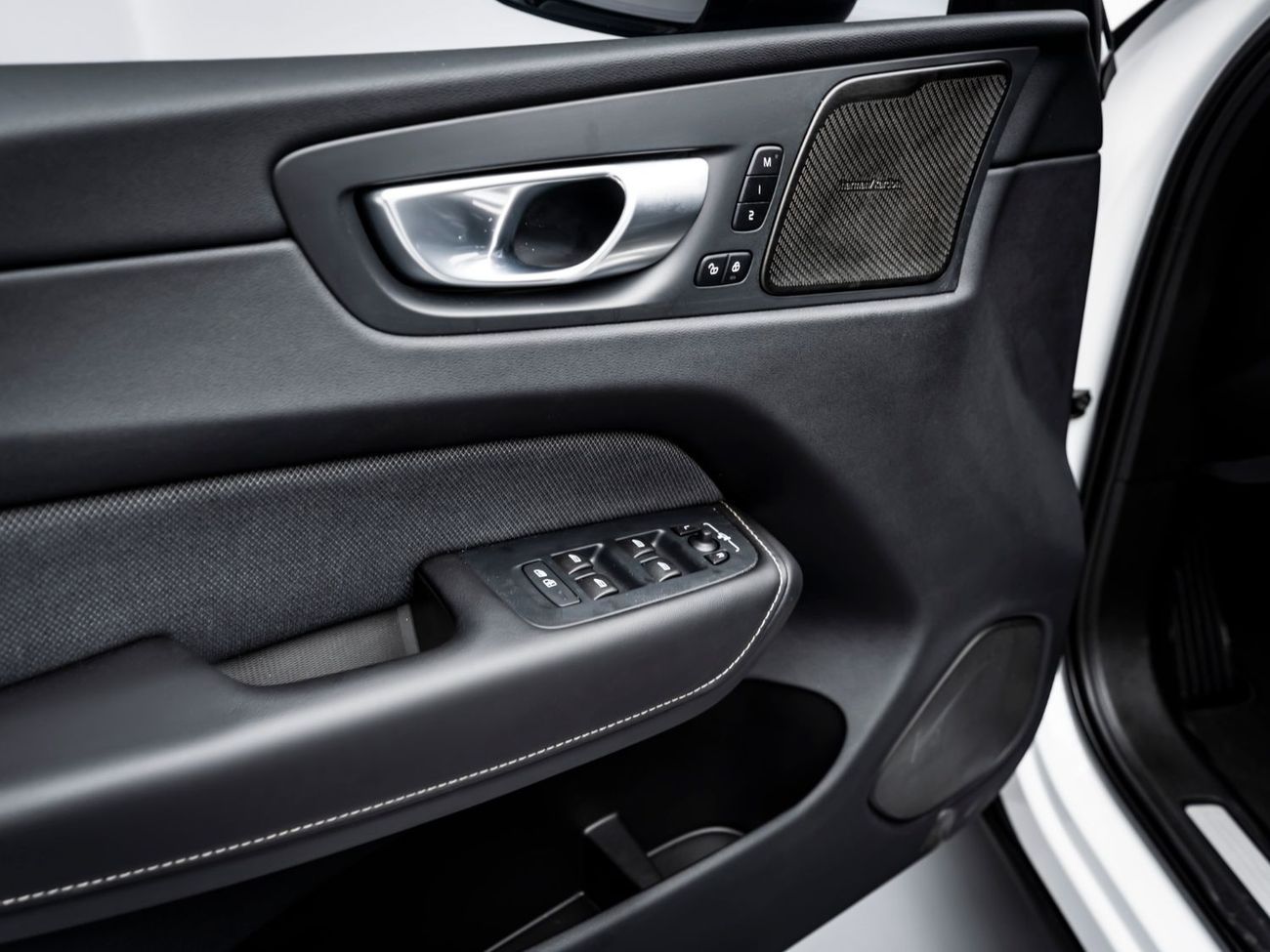 فولفو XC 60 2.0T B5 MHEV R Design (AWD)