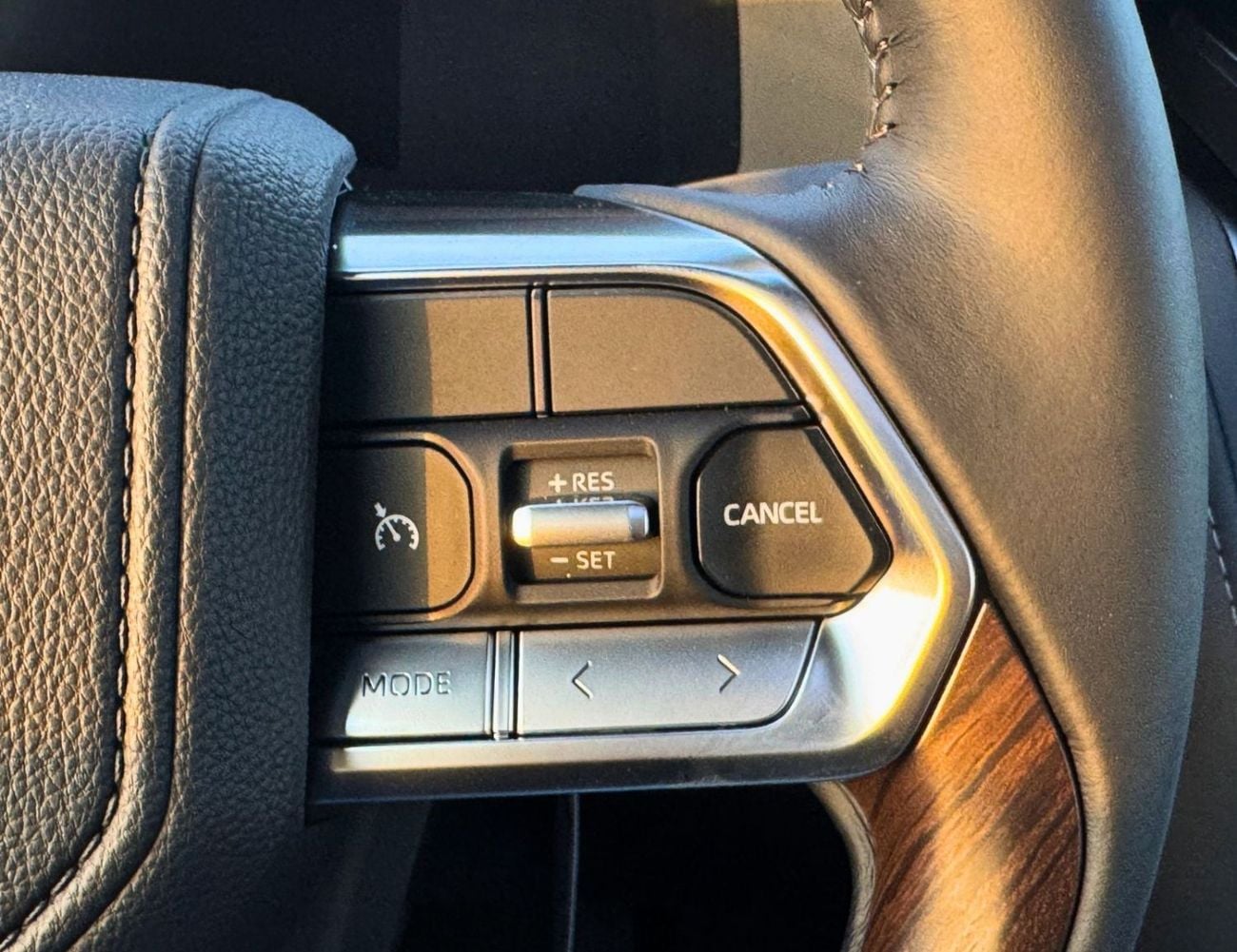 Toyota Land Cruiser GXR || 4.0L PETROL V6 | SUNROOF | LEATHER WITH PWR SEATS | COOL BOX (CODE # GXR4M2)
