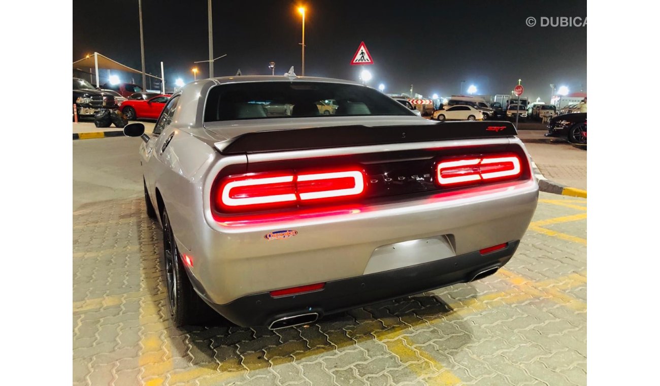 دودج تشالينجر V6 / SRT KIT / SUNROOF / BIG SCREEN / LOW MILES /