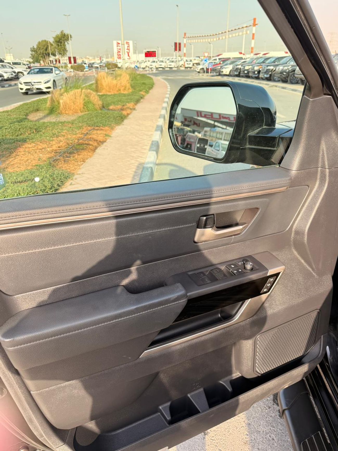 Toyota Tundra Limited Crewmax | Panoramic | 360 Camera ,Radar  leather seats Full option