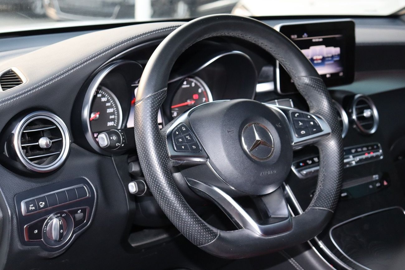 مرسيدس بنز GLC 250 4MATIC 2.0L Mercedes-Benz GLC250 Coupe / 2019 / GCC / Free Accident