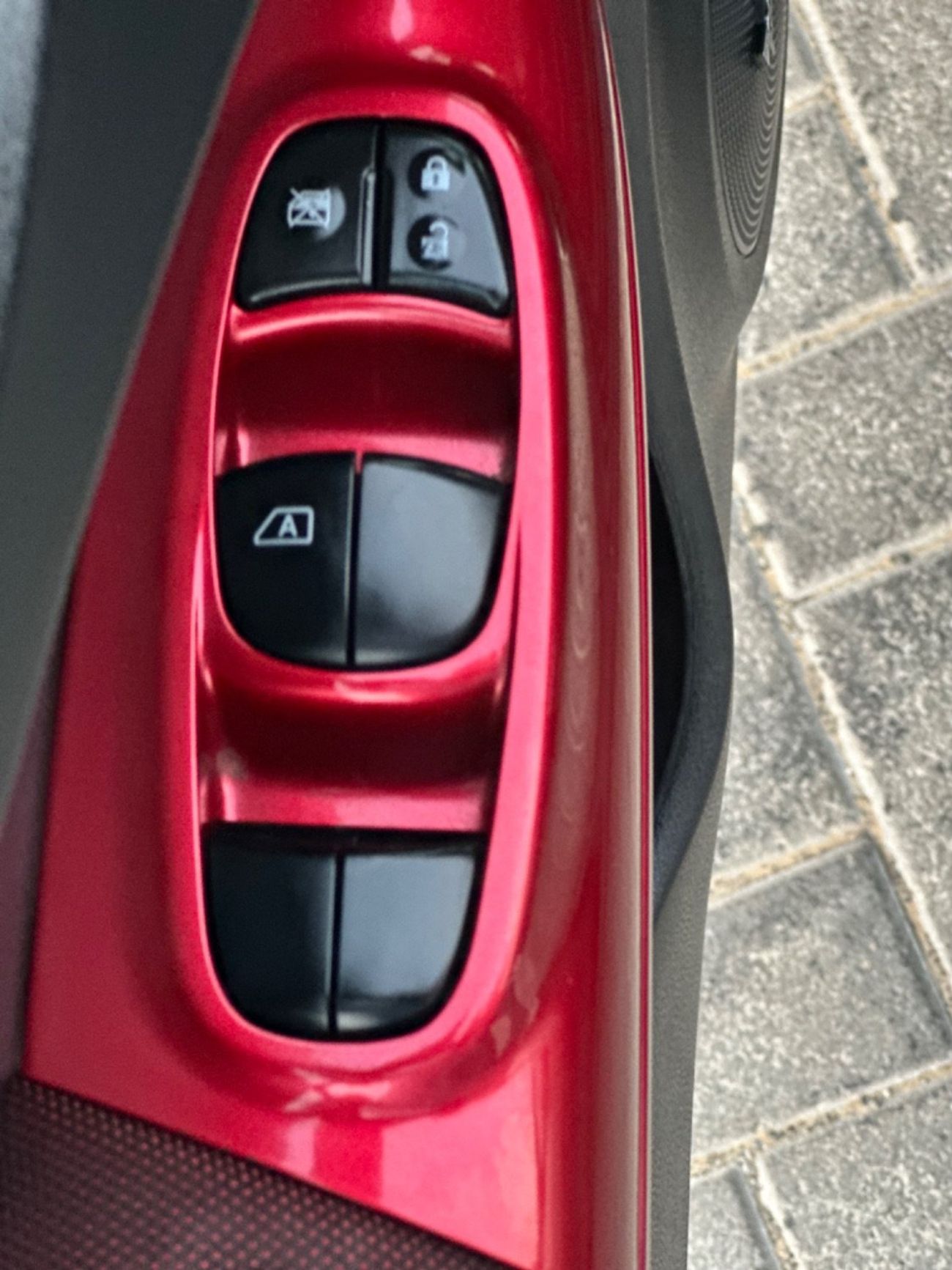 نيسان جوك موديل 2013 حاله ممتازه من الداخل و الخارج فل مواصفات فتحه وجلد ومثبت سرعه وتحكم كهربي كامل