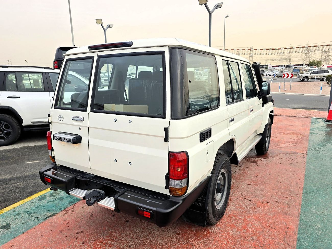 تويوتا لاند كروزر 70 Toyota Land Cruiser 76 4.2l M/T Diesel 4WD Whitout Def Lock , Fog light White Color 2025 Model