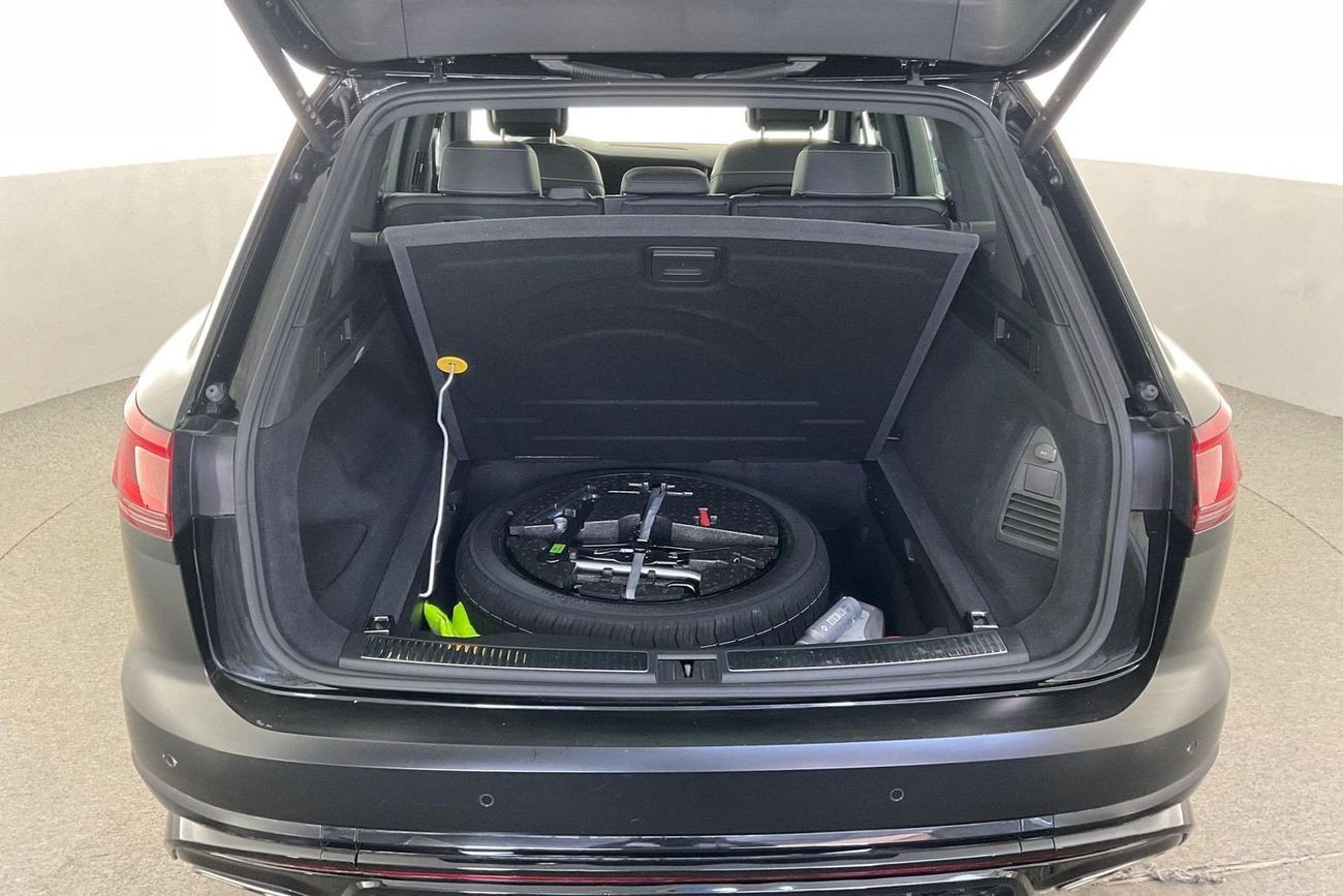 فولكس واجن طوارق R-Line | National Day Celebration | شامل الضمان | 0 ﺪﻔﻋﺓ ﺃﻮﻟﻯ