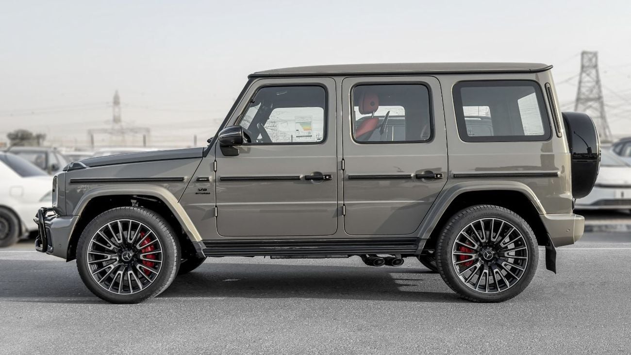 مرسيدس بنز G 63 AMG ستاندارد مرسيدس بنز AMG G 63 موديل 2026، محرك بنزين 4.0 لتر، ناقل حركة أوتوماتيكي (لون ناردو رمادي-أحمر)