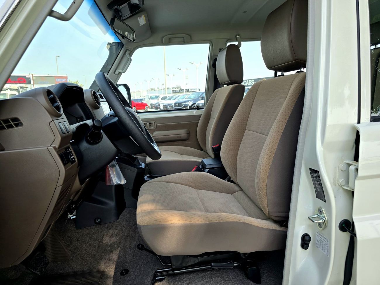 تويوتا لاند كروزر LC76 DIESEL 2.8T - STD - E - DIFF LOCK - A/T - WHITE INSIDE BEIGE - 2025 - OMANI