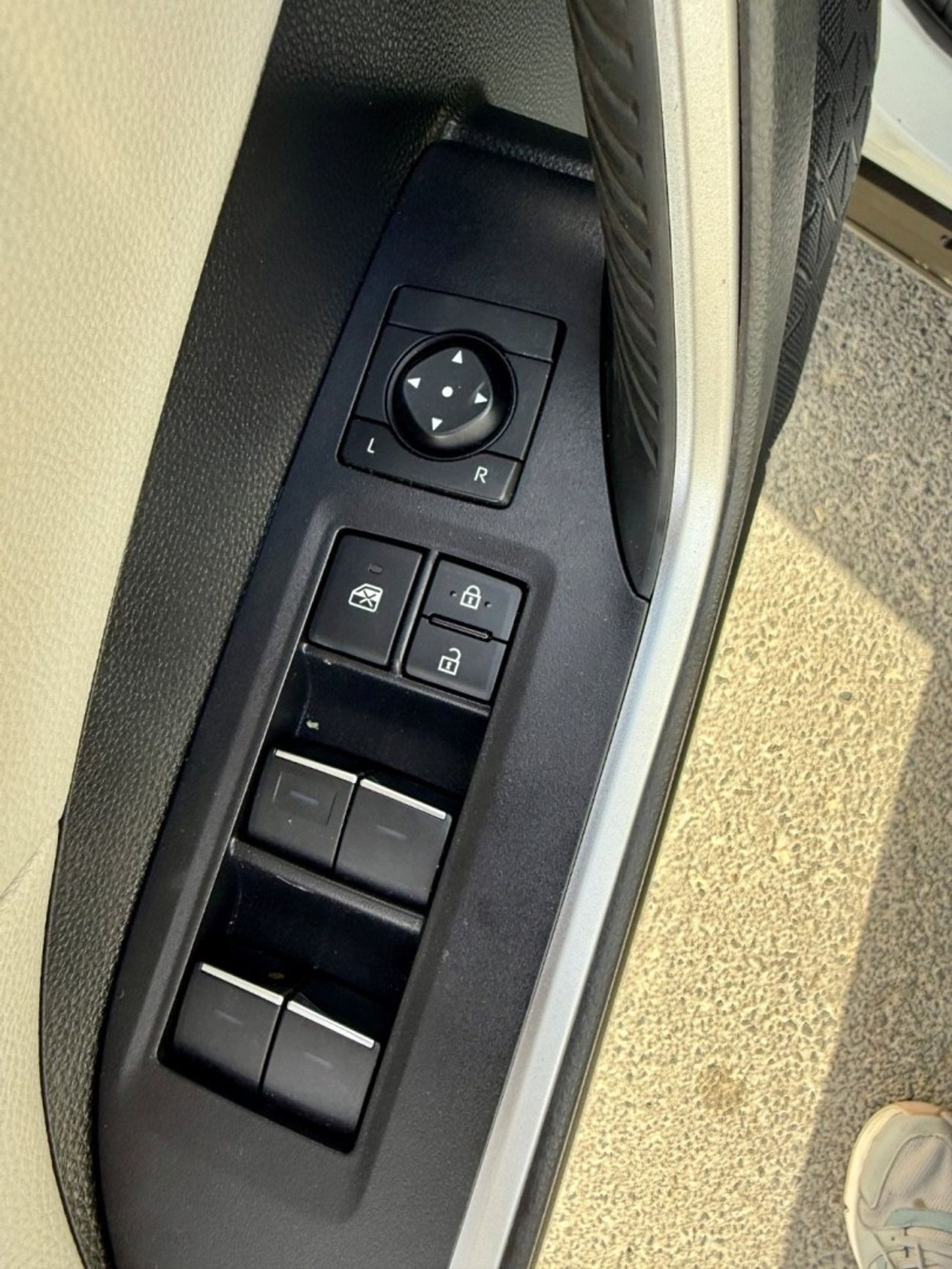 تويوتا راف ٤ XLE 2.5L