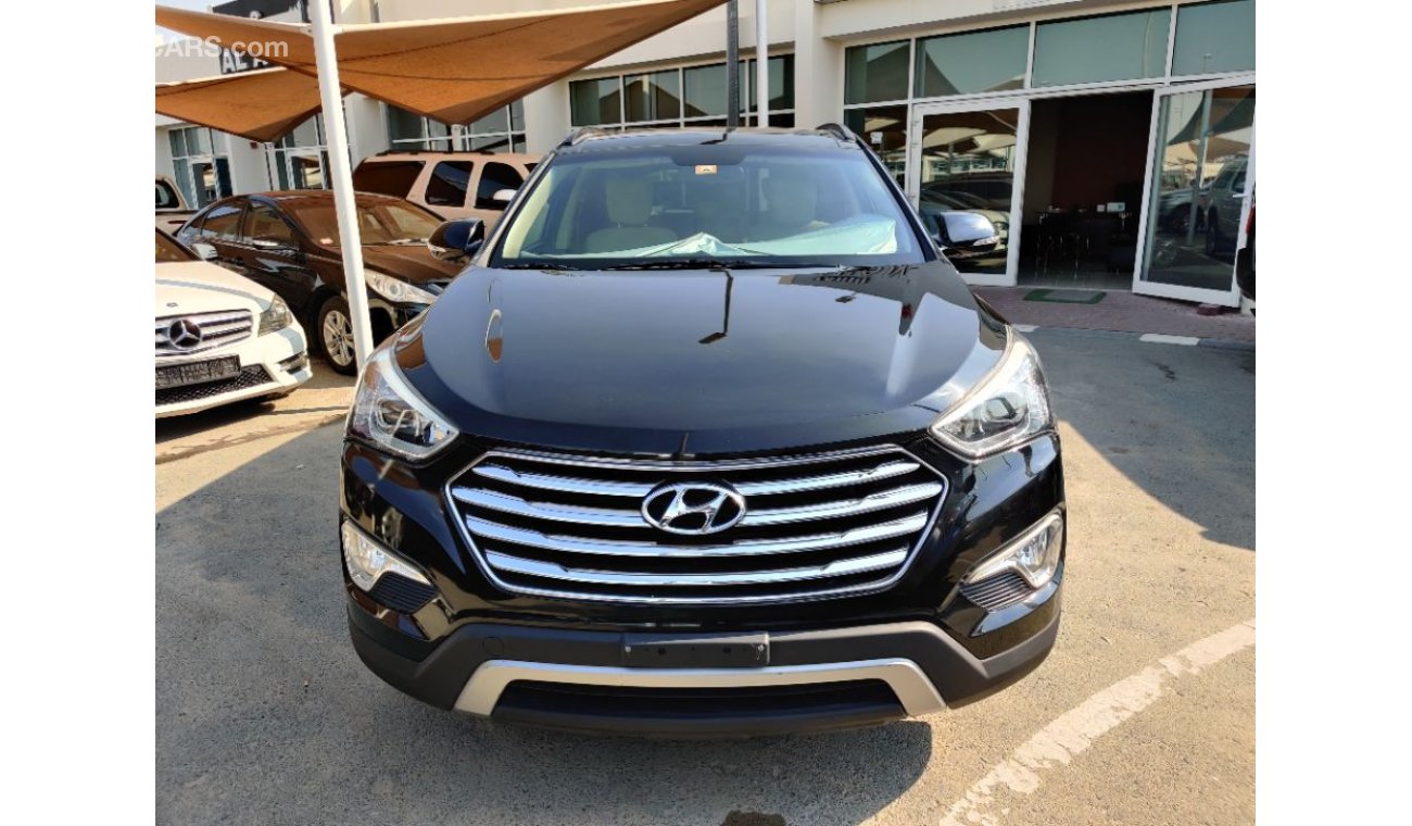 Hyundai Santa Fe 2016 Grand V6 panoramic roof mid options V6 Gcc specs