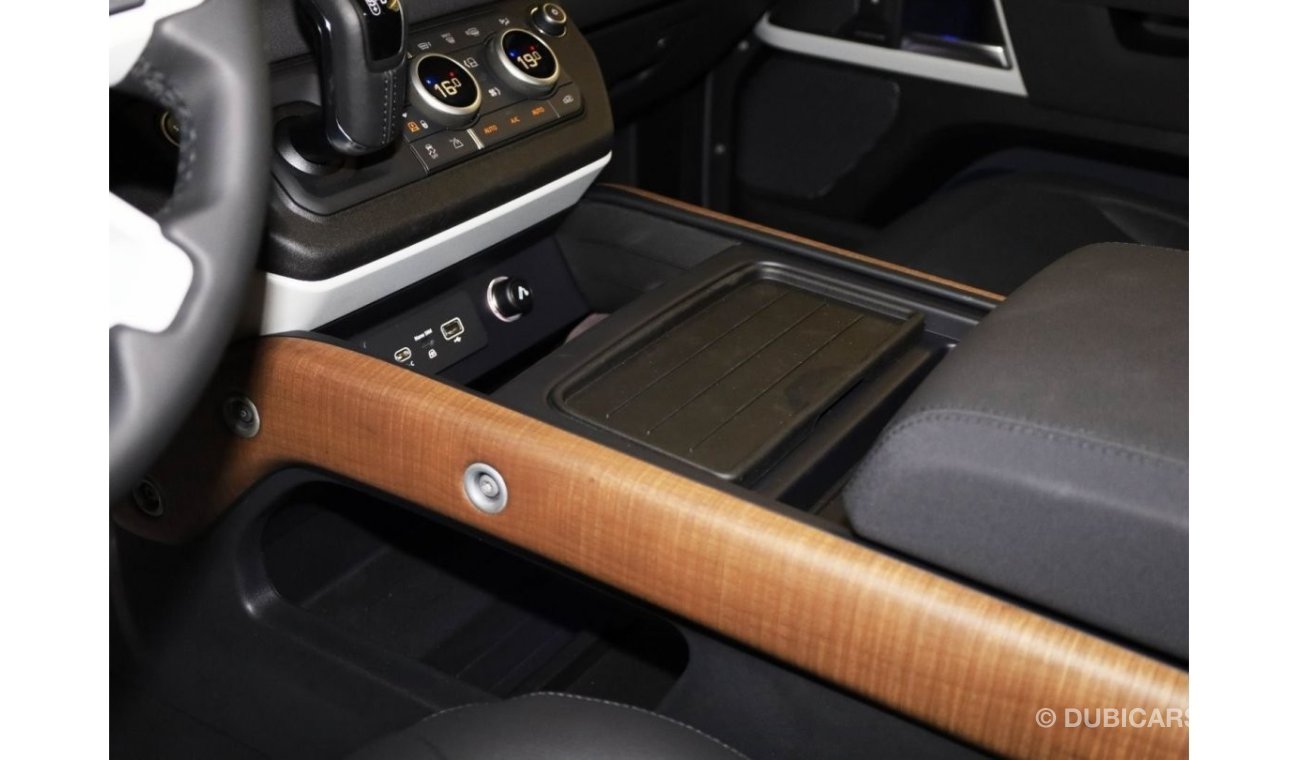 Land Rover Defender 110 SE P300 | with 5Yrs Warranty and Service PKG