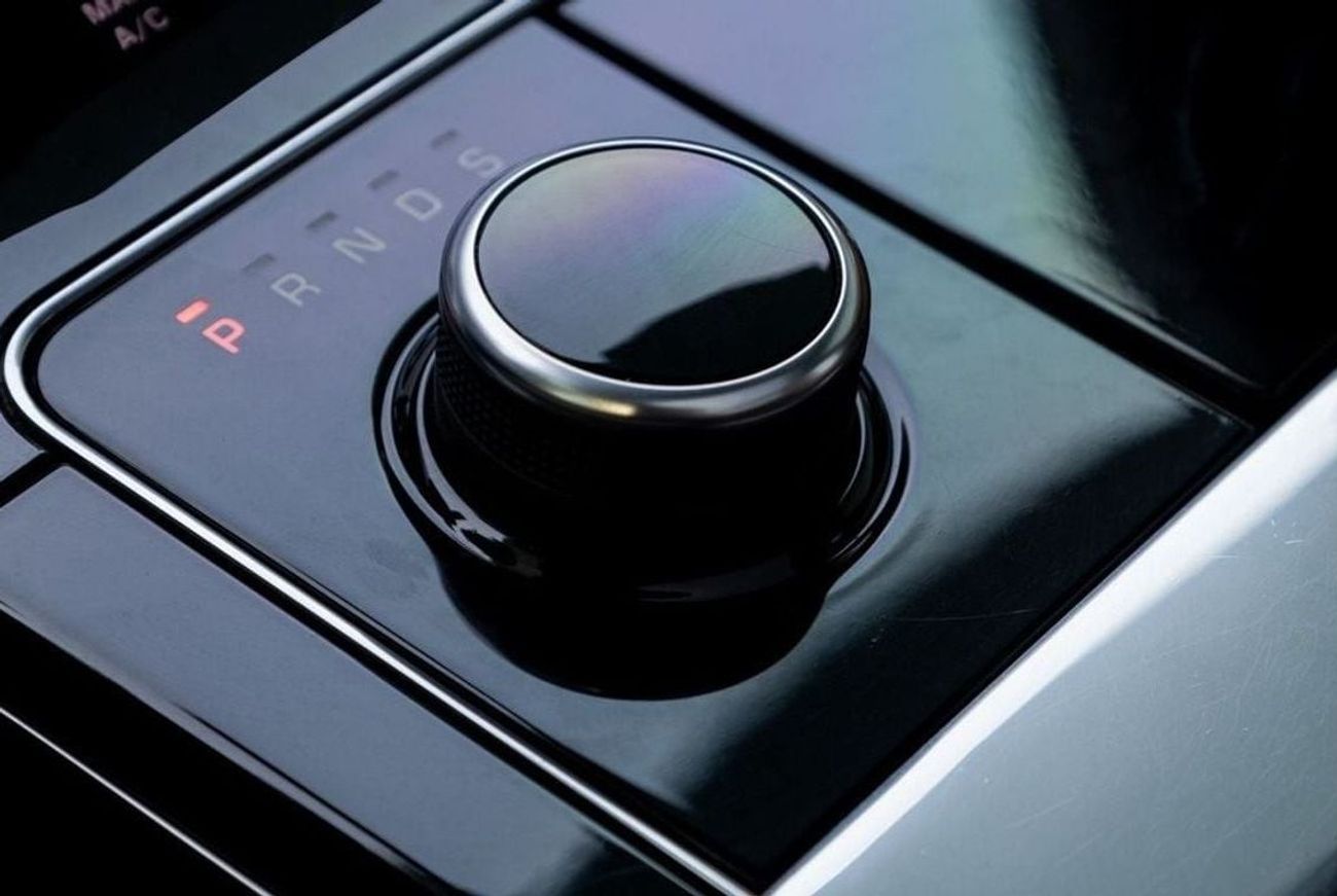 لاند روفر رينج روفر فيلار P380 R-Dynamic HSE 3.0L Range Rover Velar P380 R-Dynamic HSE 2018 GCC under Warranty with Flexible D