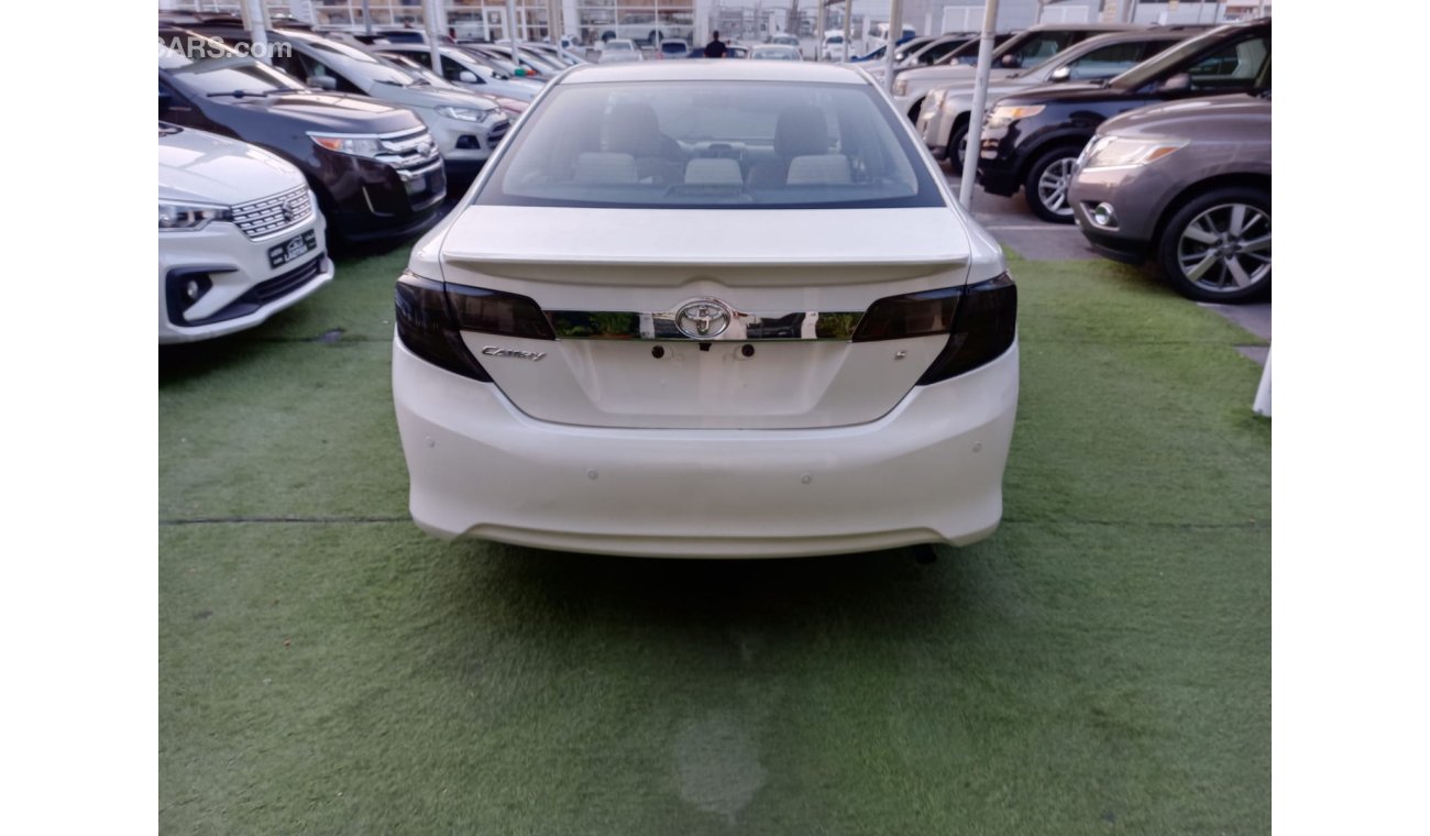 Toyota Camry 2012 GCC model, white color, beige interior, without accidents, rear camera control, Android screen,