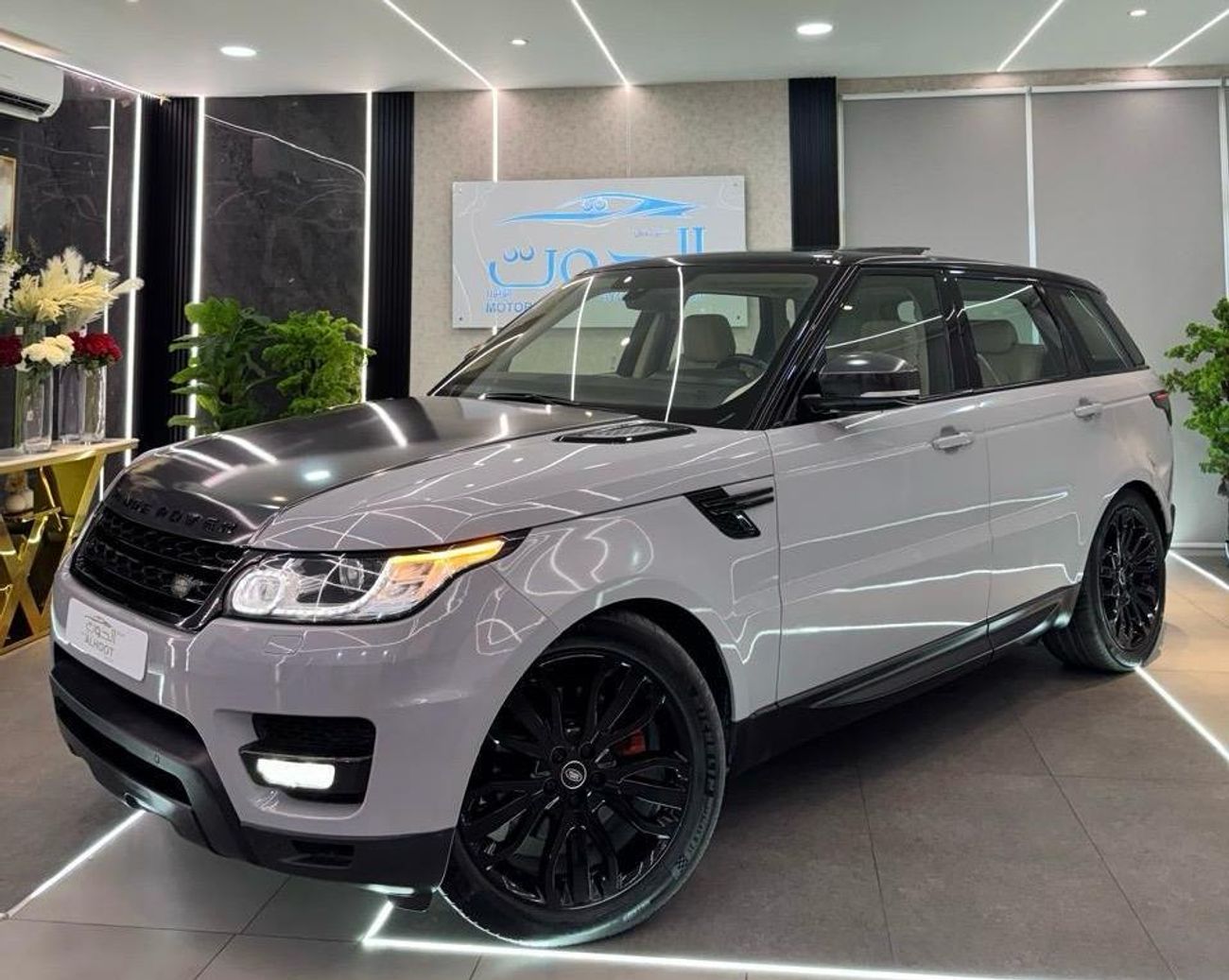 Land Rover Range Rover Sport Supercharged 5.0L ICONIC RANGE ROVER SPORT || STYLISH AND VERSATILE || GCC || PERFECT CONDITIONS ||