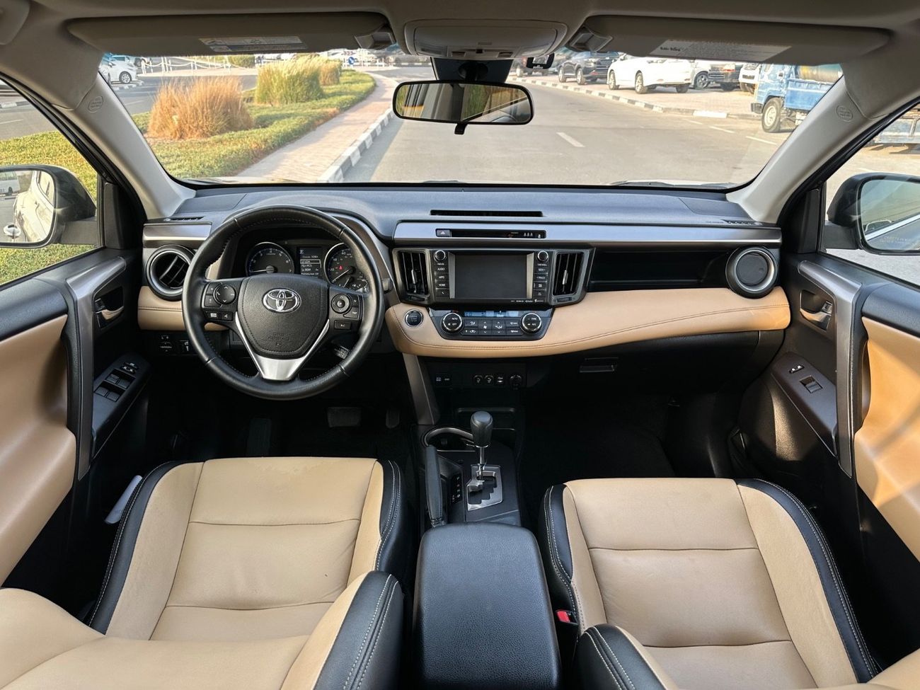 Toyota RAV4 XLE premium Sunroof,Push start,Leather seats