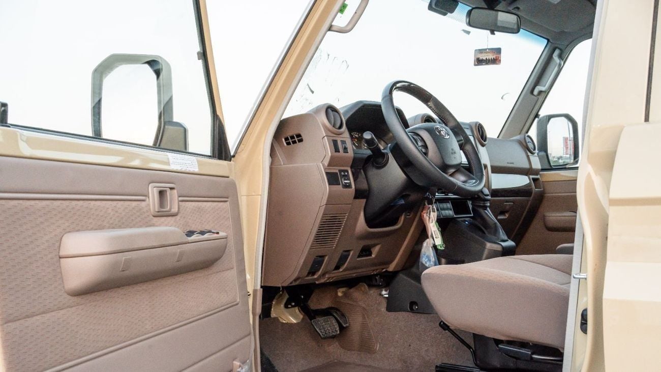 تويوتا لاند كروزر 70 HT VXR 2026 Toyota Land Cruiser LC76 4.0L AT Petrol (Beige-Brown) Basic