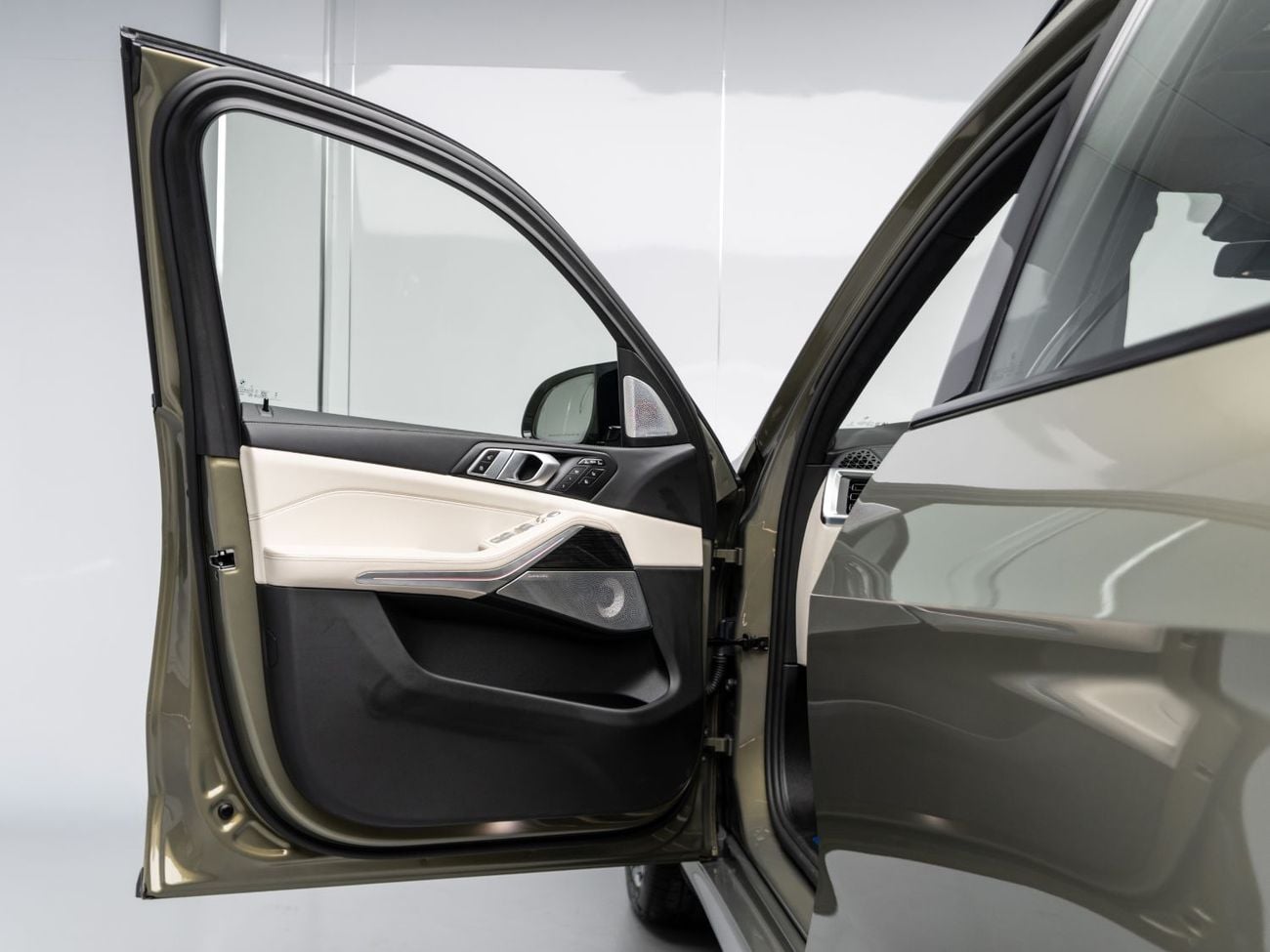 BMW X7 M60i XDRIVE BUY NOW, PAY 2027 | THE BLACKLINE STANDARD | 2030 BMW Warranty + Service, GCC, Low KMs