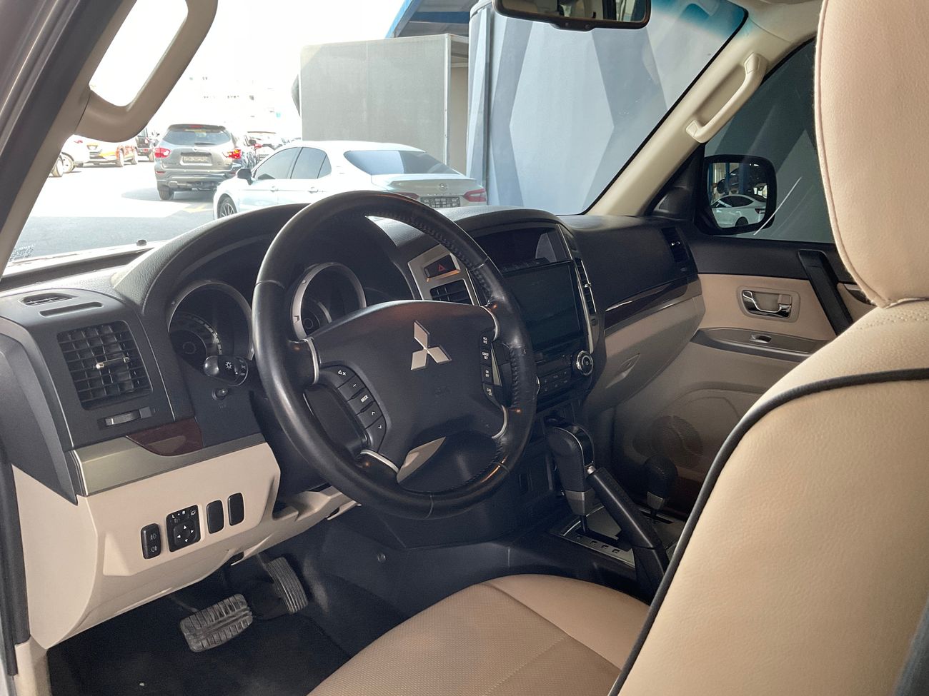 ميتسوبيشي باجيرو GLS Midline w/sunroof | National Day Celebration | شامل الضمان | 0 ﺪﻔﻋﺓ ﺃﻮﻟﻯ