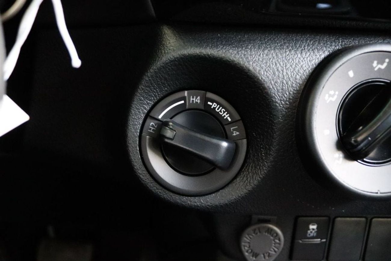 Toyota Hilux 2025 HILUX 2.4 DIESEL 4X4 AUTOMATIC PWR WINDOWS **التصدير فقط خارج الخليج**EXPORT ONLY**