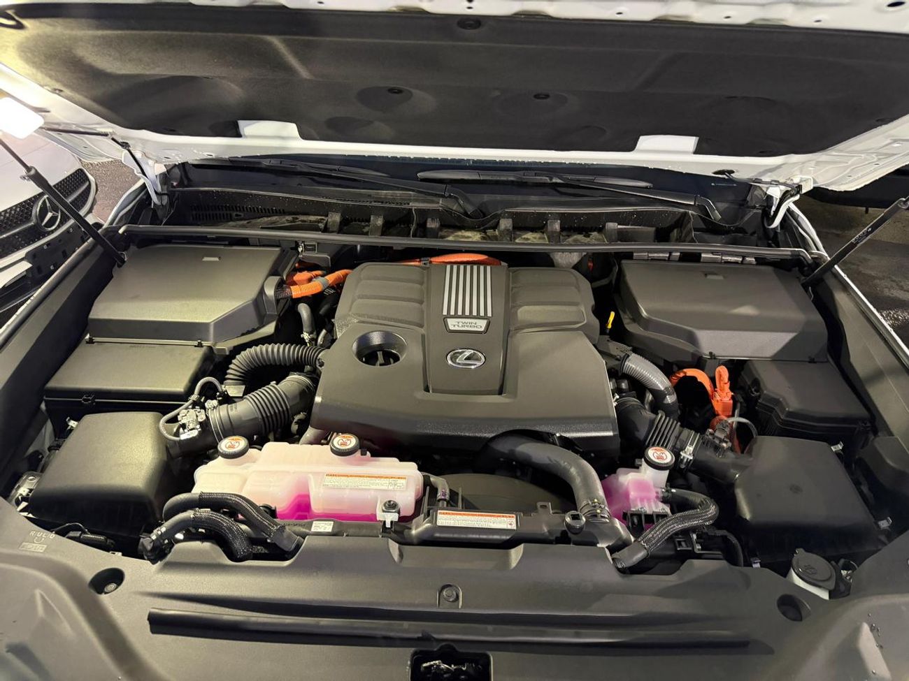 لكزس LX 700h 3.5L HYBRID URBAN 7 SEATER AUTOMATIC TRANSMISSION